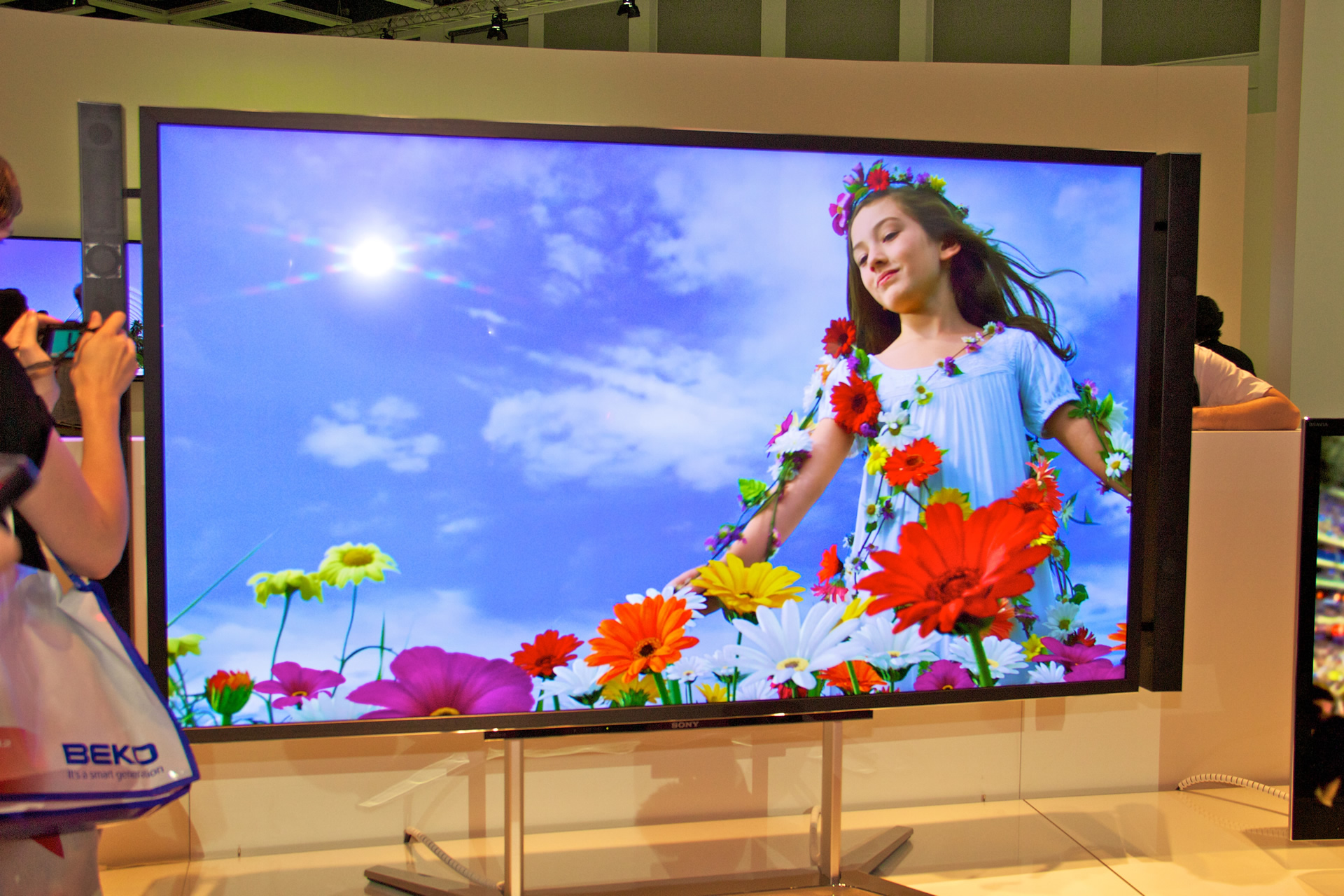 Mit Bravia KD-84X9005 lanciert auch Sony ein TV mit vierfach-Full-HD oder 4196 x 2160 Bildpunkten und einer Diagonale von 84 cm. Mit dem gerüchteweise angesagten Preis von 25'000 CHF wohl aber eher ein Image- als ein Massenprodukt.