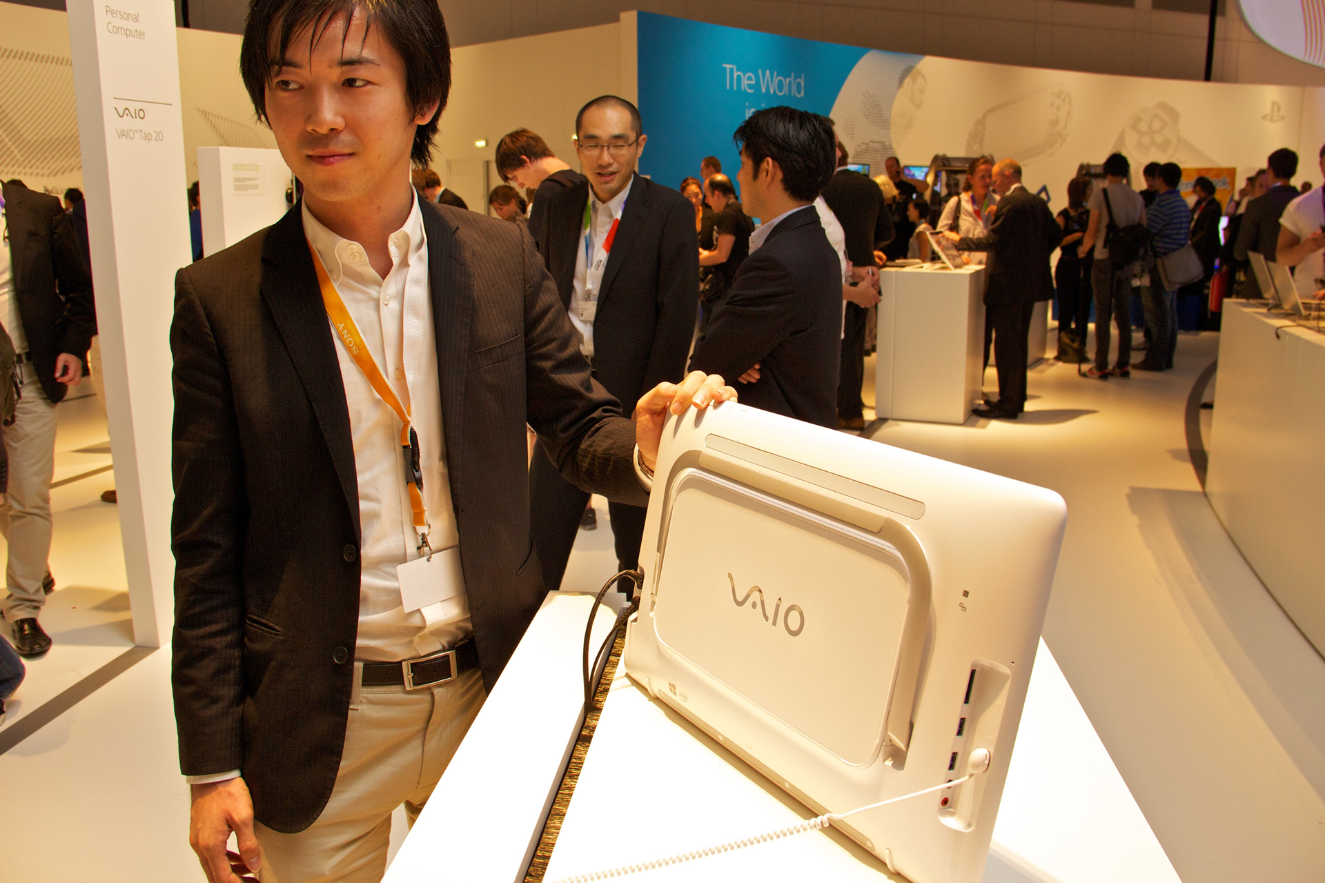 Gut vier Stunden Laufzeit verspricht Sony für das VAIO 20. Entsprechend gross - und schwer - ist der rückseitig angebrachte Akku.