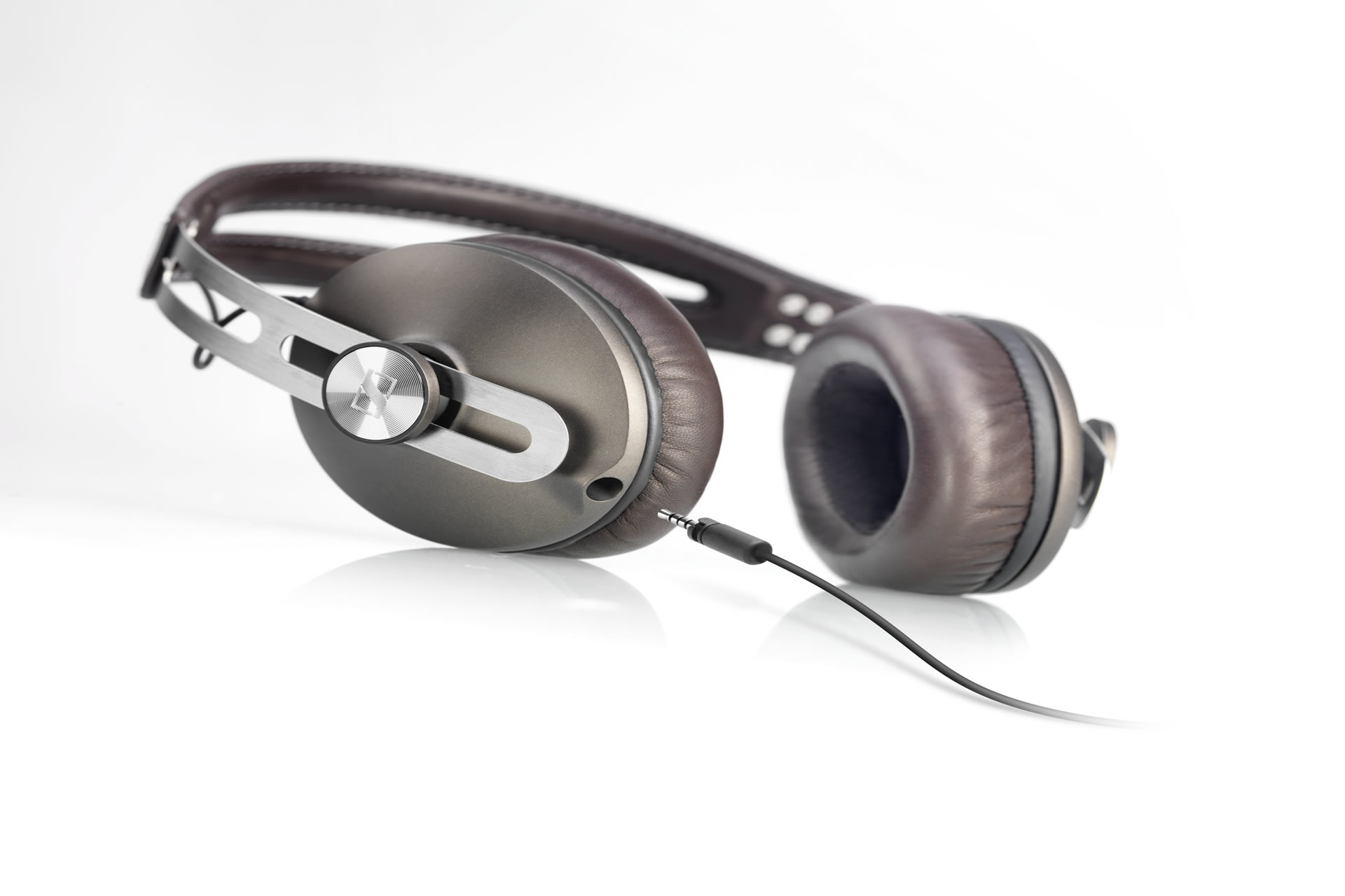 Neues von Sennheiser: Der "Momentum" ist Teil der Sennheiser Style Selection und wurde aus hochwertigen und überwiegend natürlichen Materialien gerfertigt.