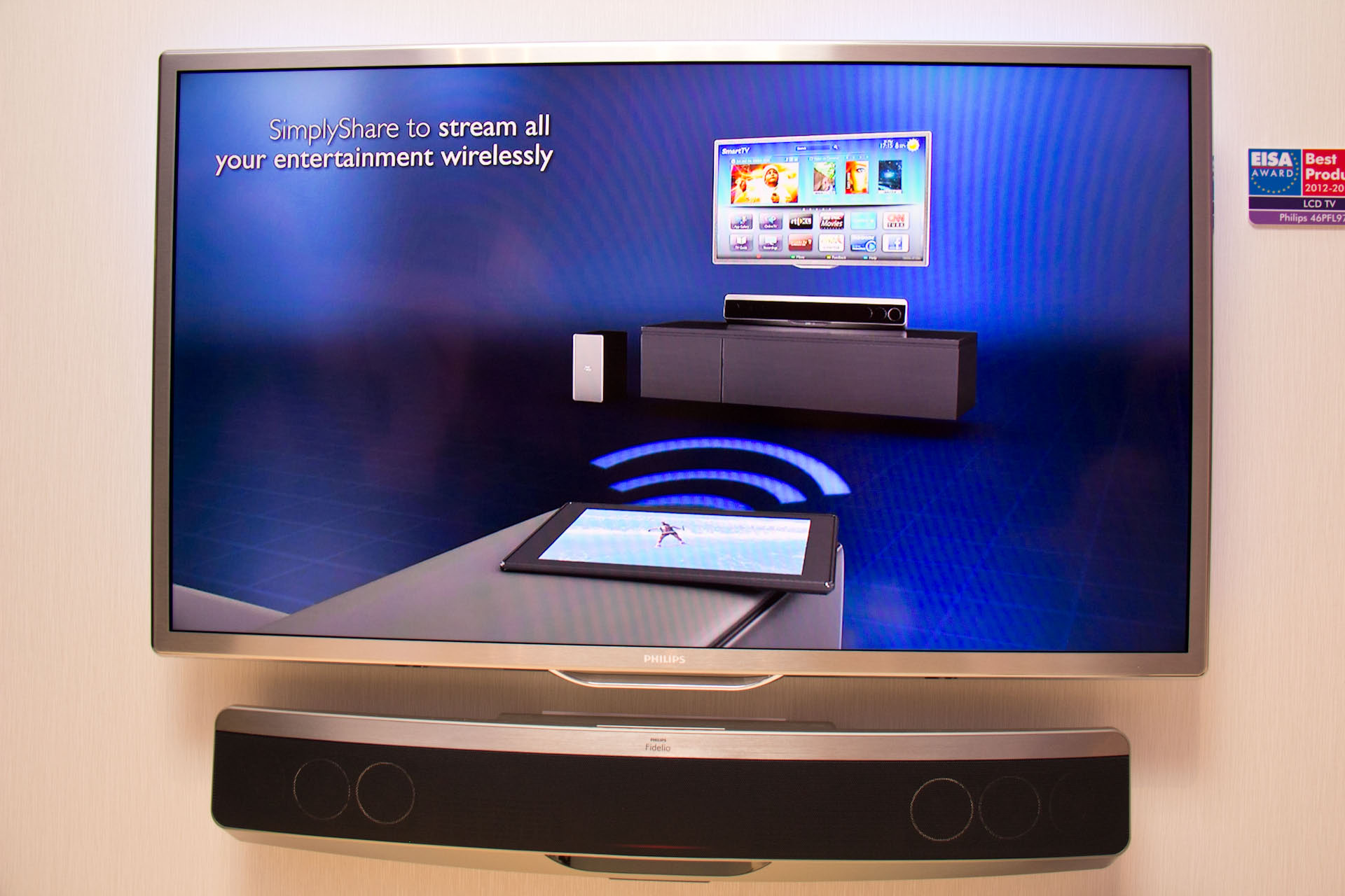 Der "entspiegelte" 46 Zoll LCD von Philips aus der 9000er Reihe mit der Blu-ray Soundbar HTB9150 mit AmbiSound . Mit Philips SmartTV Plus greift man über WiFi auf eine Vielzahl von Media-Apps und Online-Dienste zu.
