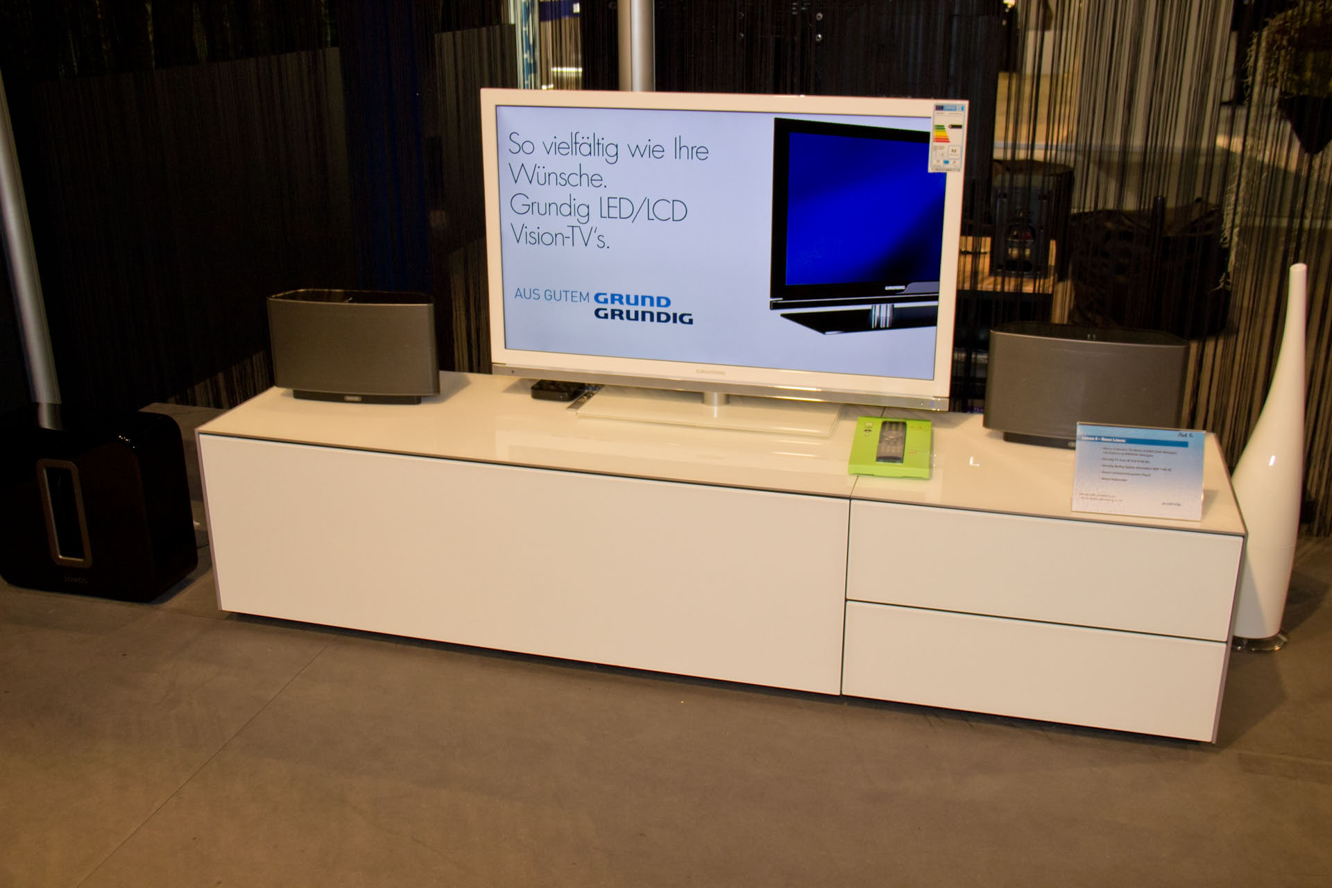 Novis Electronics mit einem Set aus Grundig Fernseher und Sonos Lautsprechern inklusive des neuen Sonos Sub Subwoofers.