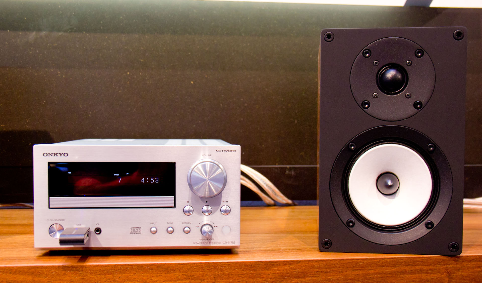 Onkyo präsentiert das CS-N755 CD HiFi- Minisystem mit Netzwerkunterstützung für Streaming, Zugang zu netzwerkbasierten Musikbibliotheken und Internet-Radios. Abgerundet wird das System CS-N755 durch die im Lieferumfang enthaltenen Regallautsprecher mit Micro Fiber Membranen. 