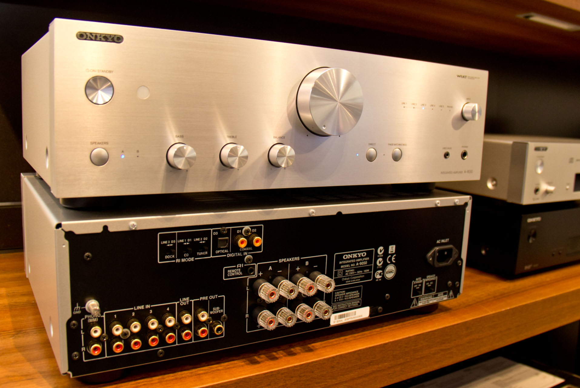 Onkyo präsentiert zwei integrierte Analogverstärker – den A-9030 (oben) und den etwas grösseren A-9050 (unten). Sowohl der A-9030 als auch der A-9050 bieten fünf analoge Eingänge, während der A-9050 zusätzlich drei digitale Eingänge integriert. Der A-9050 besitzt zudem einen Wolfson 192 kHz/24-Bit DA-Wandler für HiRes-Audio.