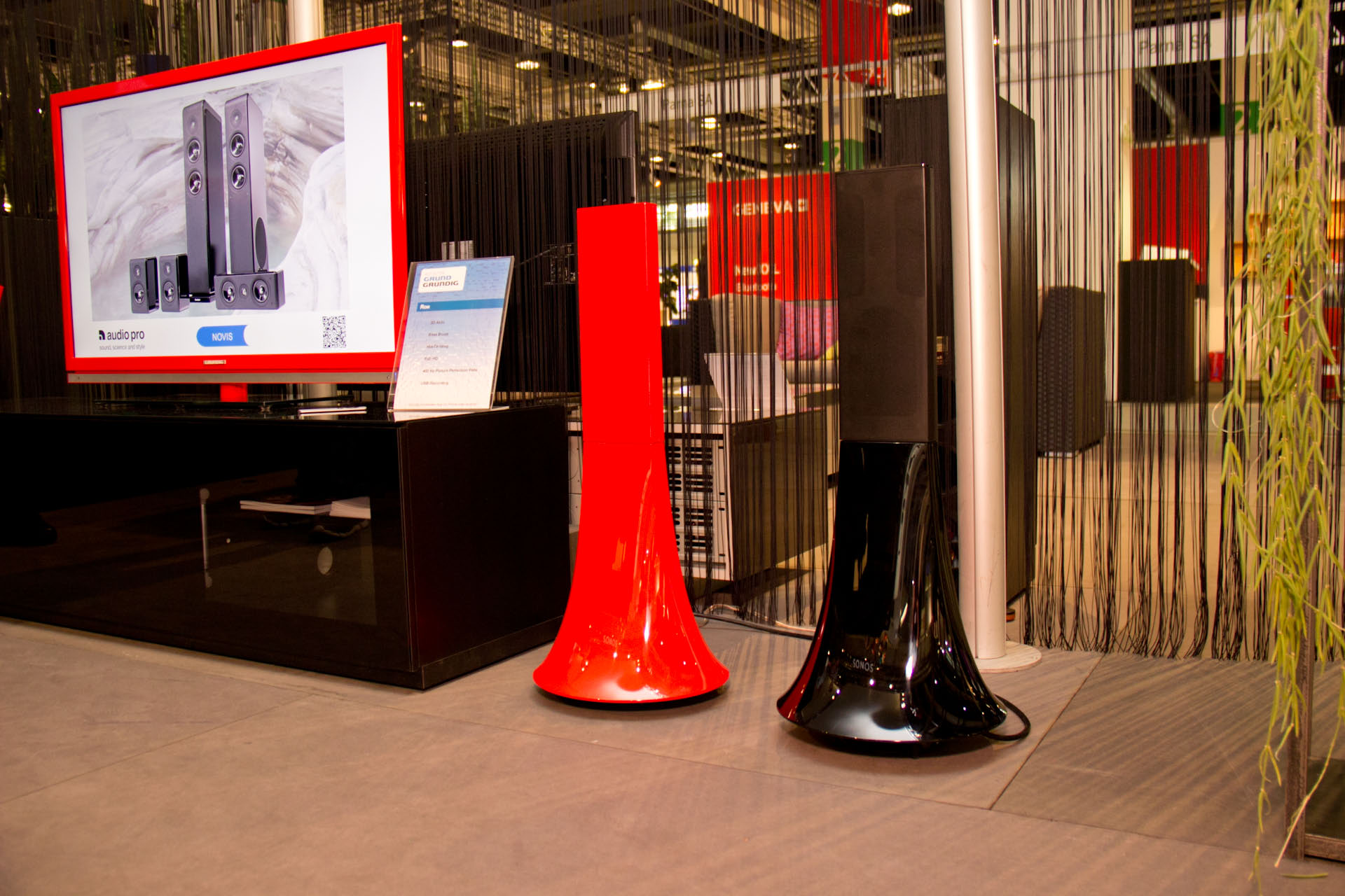 Der französische Designer Philippe Starck hat exklusiv für Parrot den Lautsprecher Zikmu entworfen. Über WiFi und Bluetooth verbinden sich die Parrot Lautsprecher mit Quellengeräten kabellos. Für iPhone und iPod gibt es einen Dockinganschluss.