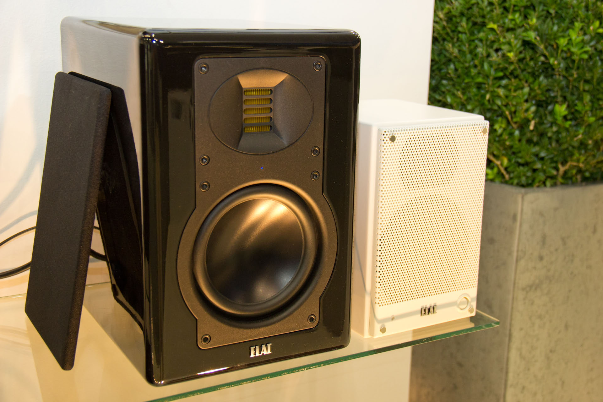 Hochwertige Aktiv-Lautsprecher von Elac. Links die brandneue AM-180, welche bald in einem avguide.ch Testbericht erscheint und rechts die kleinere AM-50.
