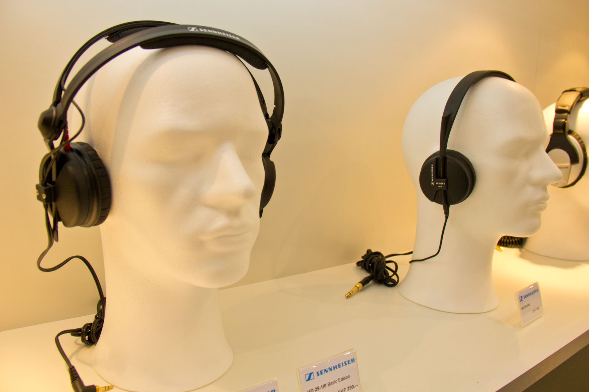 Sennheiser Profi DJ Kopfhörer HD-25-1 II und HD-25 SP II. Ergänzt werden sie auf Herbst mit dem HiFi-Modell Amperior in Aluminium-Design, der den Clubsound dem anspruchsvollen Musikfan näher bringen soll. 