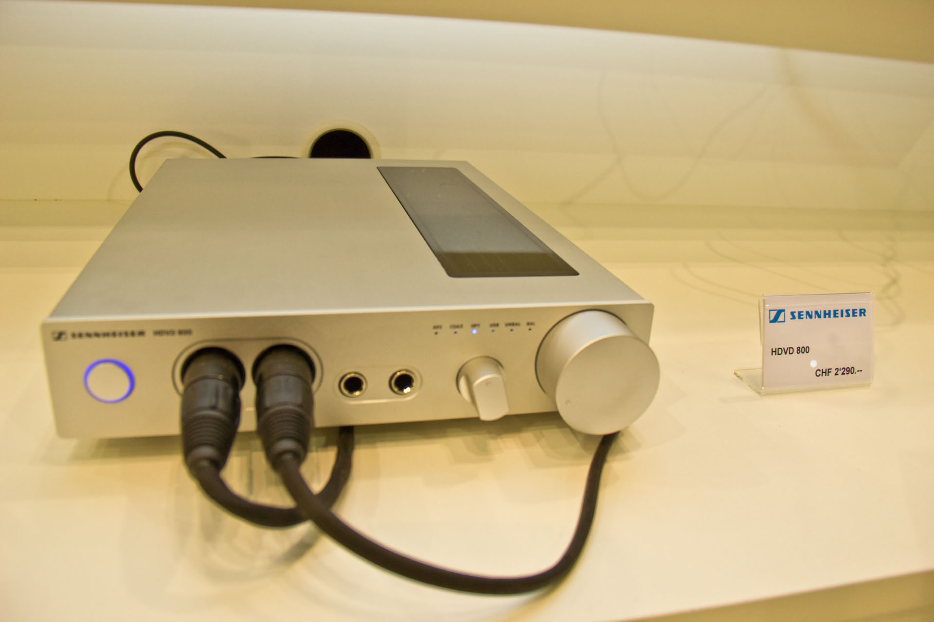 Ergänzt werden die Sennheiser High End Hörer neu mit dem Kopfhörerverstärker HDVD 800. Er ist mit kompletten getrennten, symmetrischen Verstärkerkanälen aufgebaut. Digitale Audiodaten mit einer Auflösung von 24 Bit und einer Abtastrate von bis zu 192 kHz wandelt er in Analogsignale um.