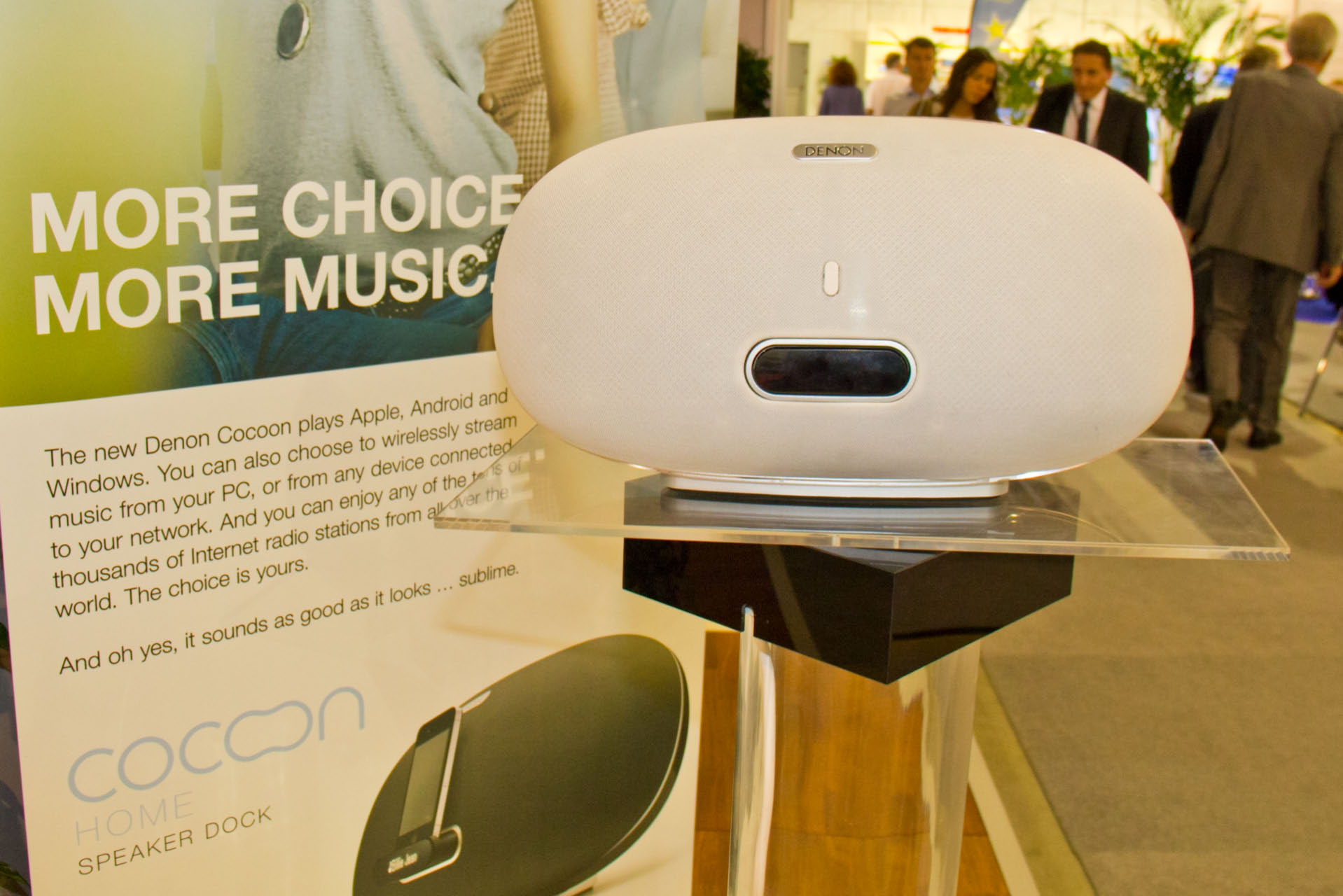 Denon kündigt den Einstieg in das Segment der Docking/Netzwerk-Soundsysteme an. Die neue Produktlinie trägt den Namen „Cocoon“ und besteht aus zwei Modellen. Im Bild das wunderschöne Modell für den Heimgebrauch. Per WiFi oder AirPlay verbindet es sich mit den Quellgeräten. Ergänzt durch ein iPhone/iPod-Dock.