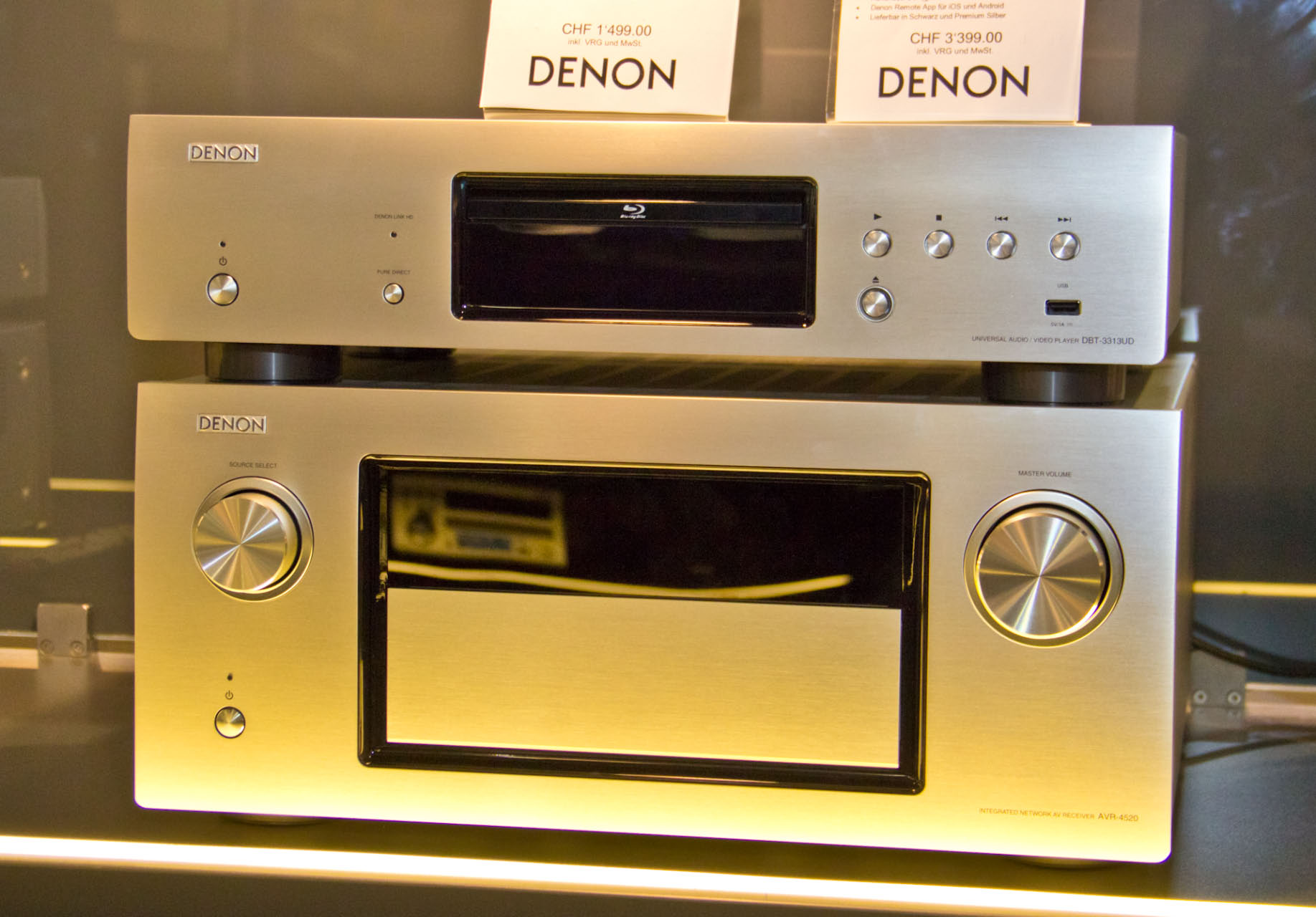 Kaum weniger schön ist die Denon Heimkino-Kombi für das Wohnzimmer. Oben der Universal Blu-ray/DVD/CD-Player DBT-3313 und unten der brandneue Receiver AVR-4520, das neue Flagschiff von Denon mit 190 Watt Leistung pro Kanal, 4K-Upsampling und 32 Bit / 192 Highresolution Audiowandler.