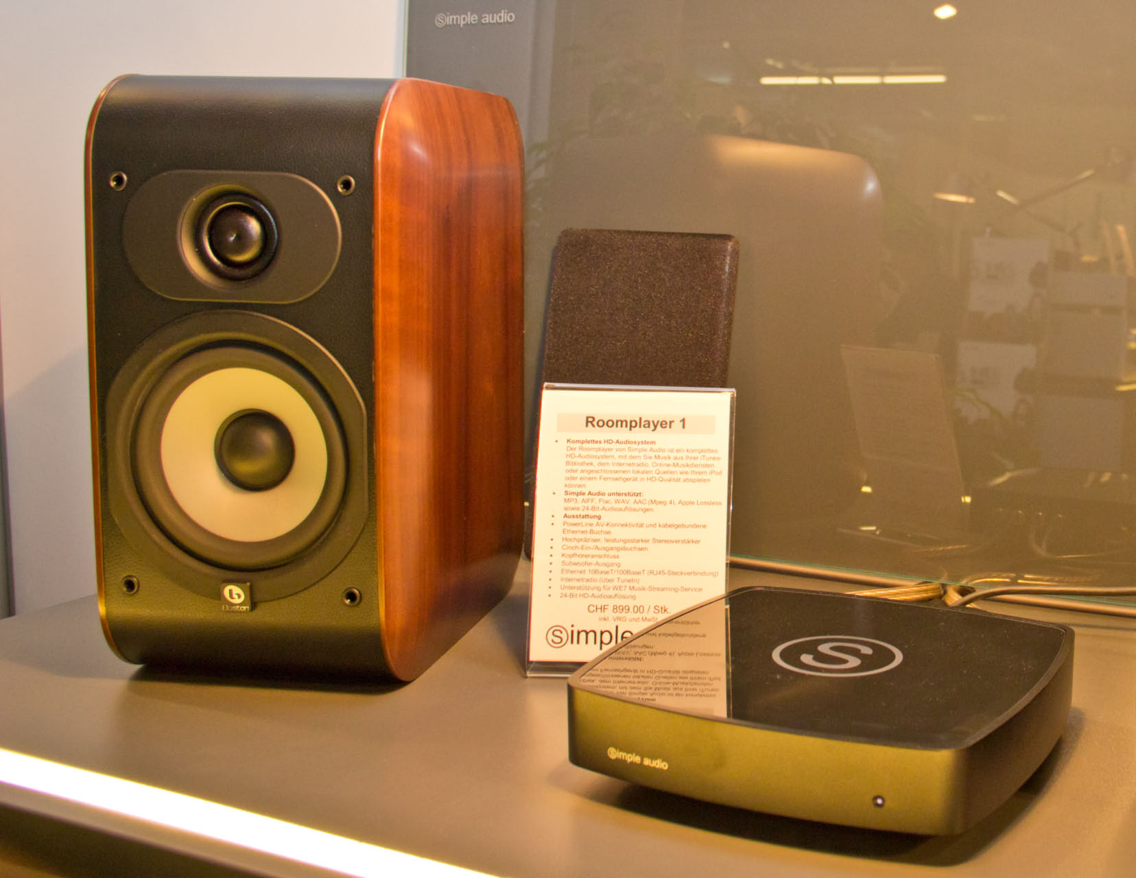 Ein Audio Multiroom Konzept zeigte DKB mit dem Roomplayer I vom schottischen Hersteller Simple Audio und den formschönen Lautsprechern M 25 von Boston.