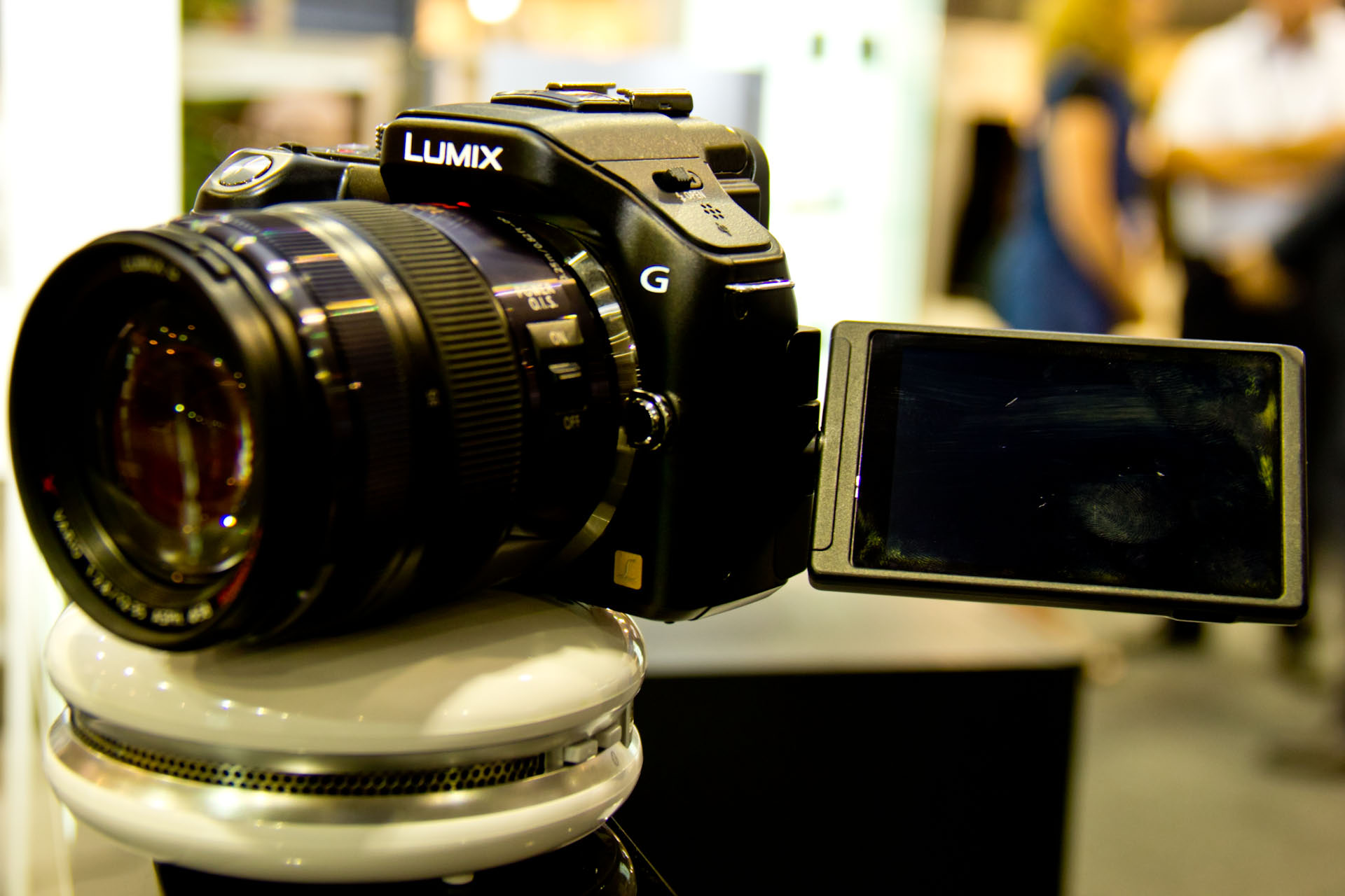 Die G5 erlaubt Serienbelichtung mit maximal 6 B/s bei voller 16-Megapixel-Auflösung. Eine neue „Silent-Shutter“-Funktion macht nahezu geräuschloses Auslösen möglich.