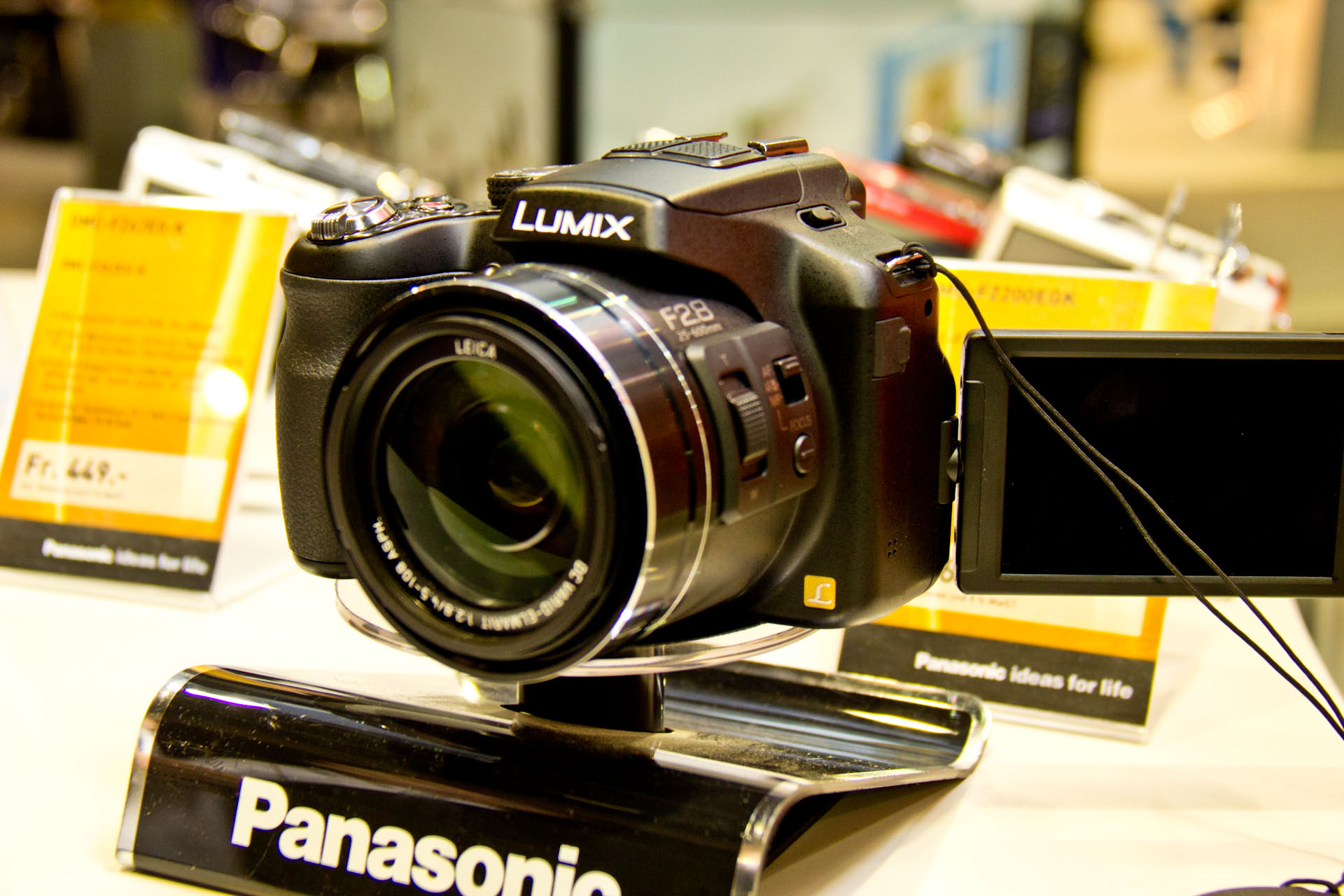 Die Lumix DNC-FZ200 von Panasonic besitzt ein 24fach Zoom im Brennweitenbereich von 25 - 600 mm (KB) mit einer durchgehenden Lichtstärke von F2.8.