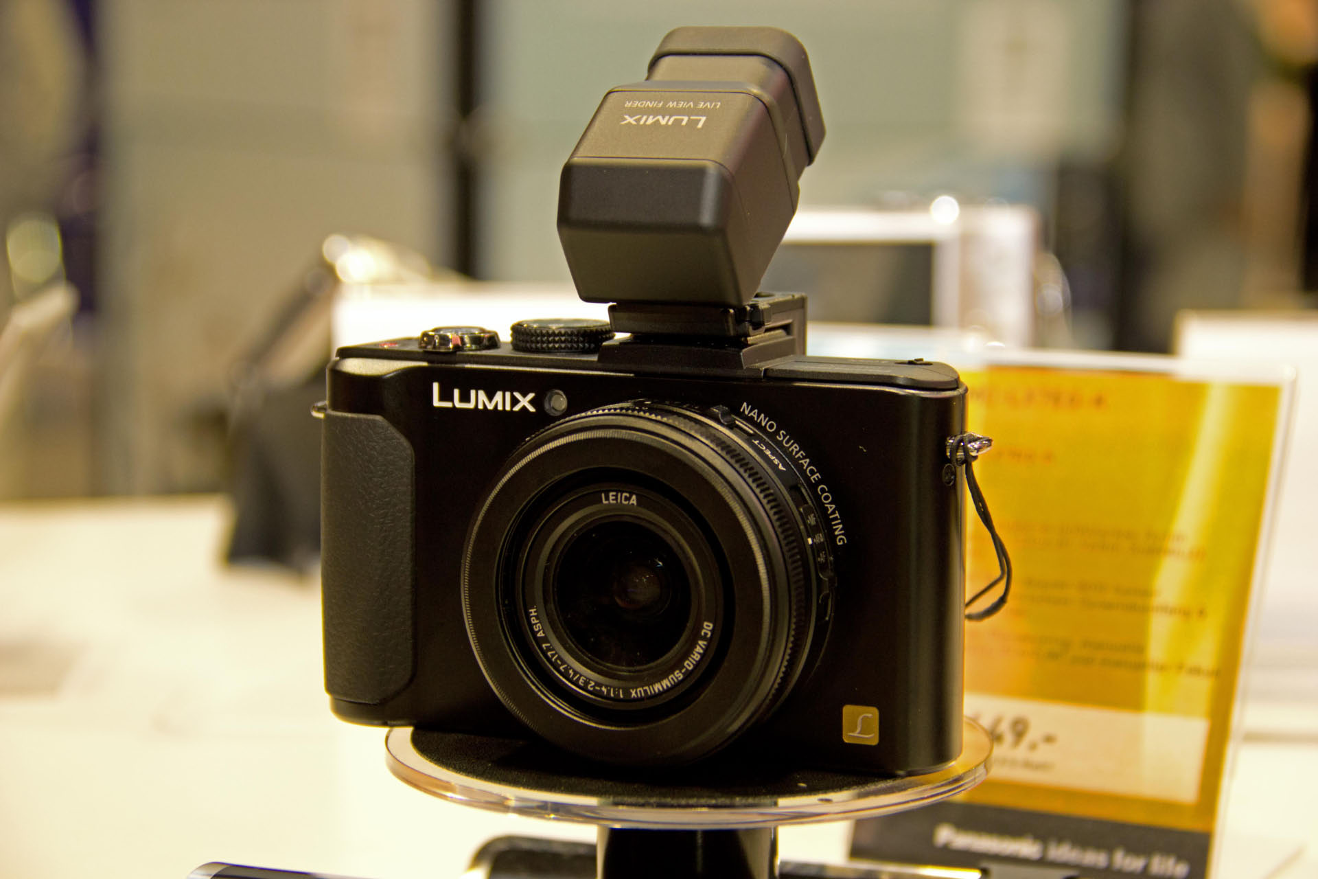 Die Lumix LX7 setzt mit Neuentwicklungen bei Objektiv, Bildsensor und Bildprozessor sowie zahlreichen Detailverbesserungen und Upgrades in anderen Punkten das LX-Erfolgsmodell fort. 