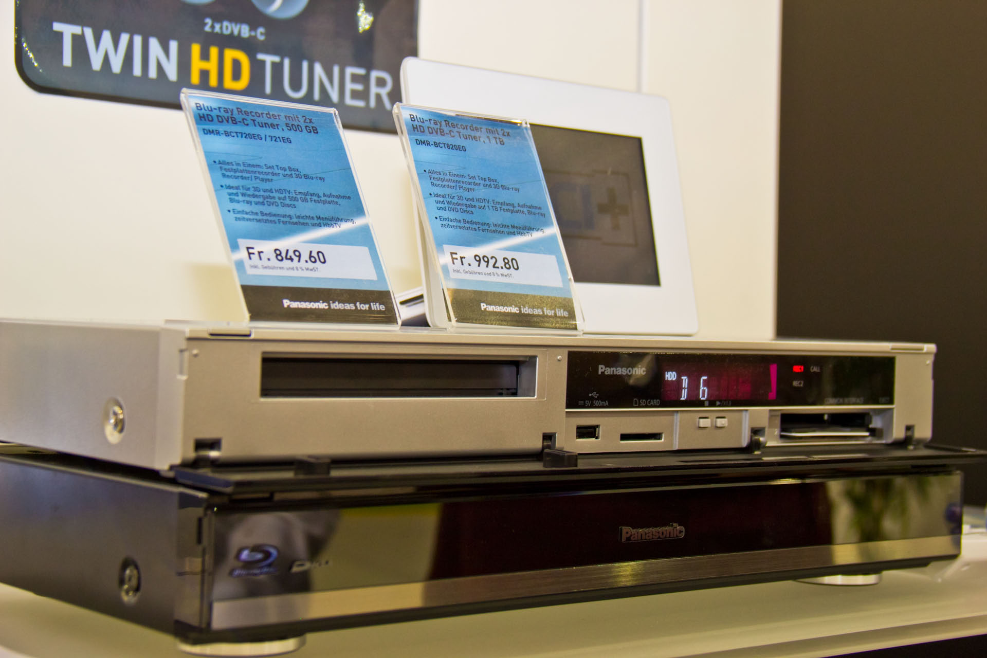 Ein Star der CE EXPO 12 war der Panasonic Blu-ray Recorder DMR-BCT820/721/720 mit dem langersehntem Twin HD DVB-C Tuner. Erhältlich ab circa Ende Oktober.