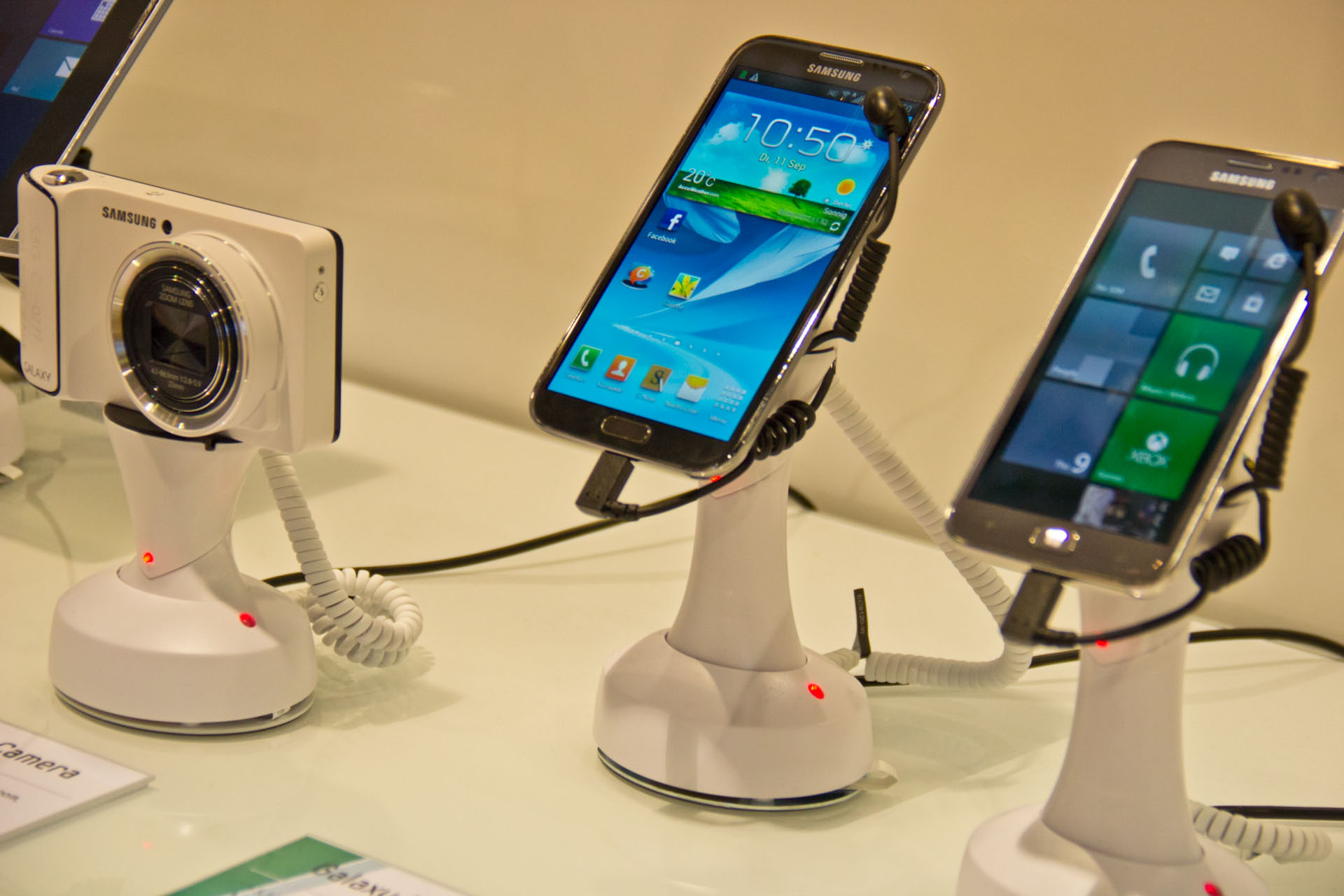 Die Samsung IFA-Highlights an der CE Expo. Link die Galaxy Kamera mit Android Betriebssystem, in der Mitte das neue Galaxy Note 2 und ganz rechts das demnächst erscheinende Windows 8 Smartphone ATIV.