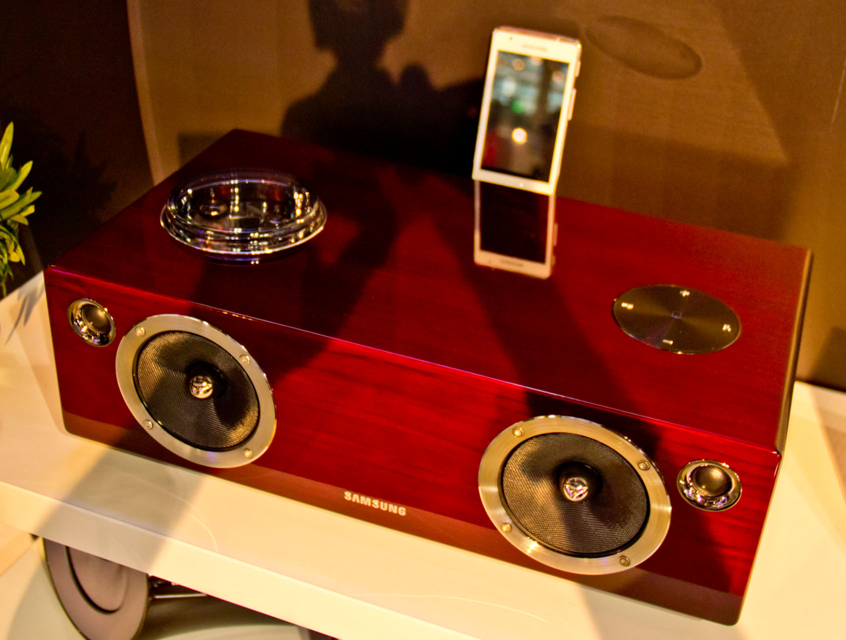 Samsung Audiodock DA-E750 für gehobene Ansprüche mit Röhrenvorstufe, digitaler Endstufe mit 100 Watt Leistung. Die meisten Smartphones lassen sich auch per DLNA oder Samsungs AllShare verbinden, Apple Geräte auch per AirPlay. 
