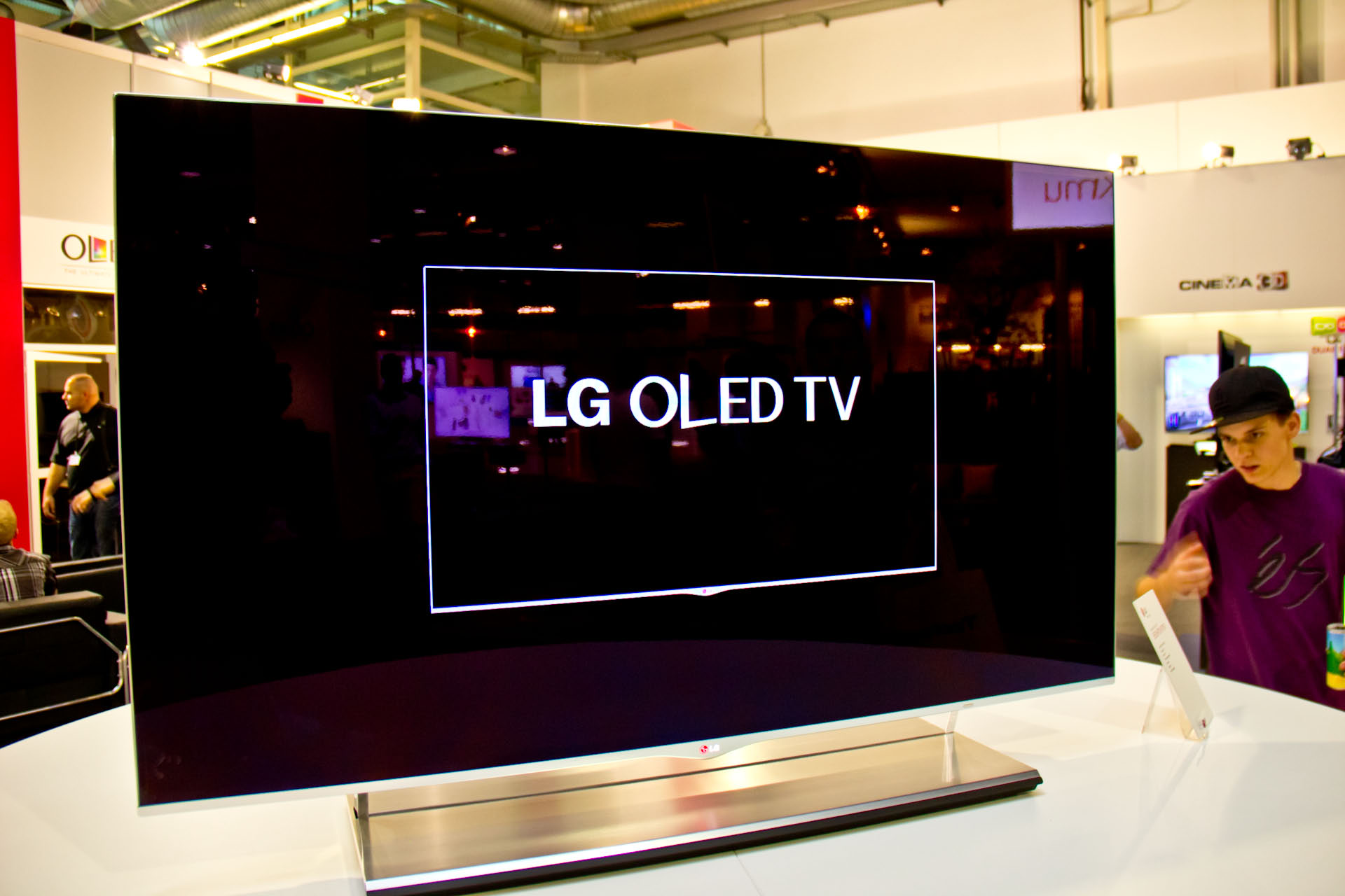 Nach der IFA in Berlin zeigt LG ihren ersten Fernseher mit OLED Display auch an der CE Expo 12. Noch unbestätigt ist, ob er wirklich noch dieses Jahr in der Schweiz auch auf den Markt kommt.