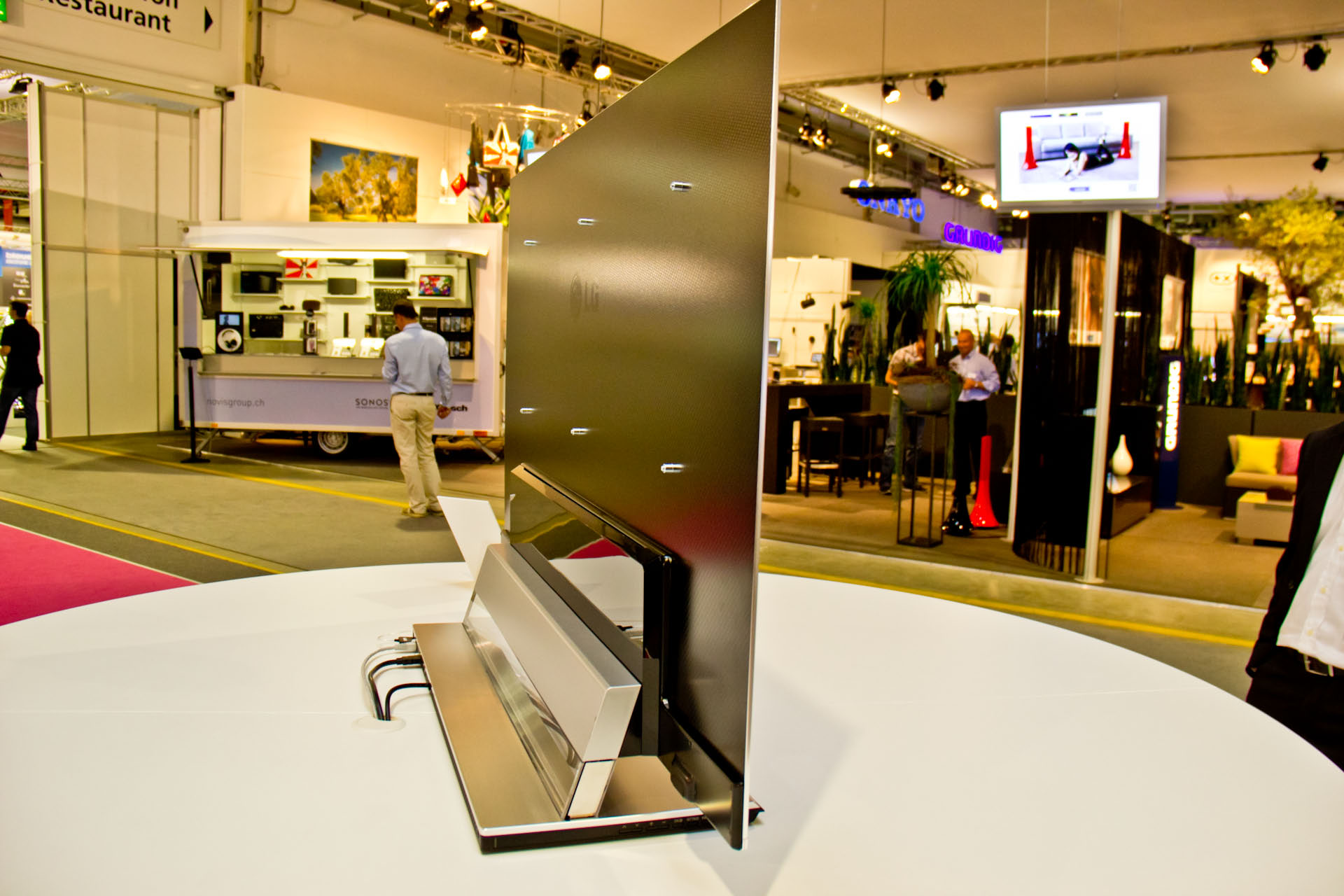 Fast unglaublich, aber wahr. Der LG OLED Fernseher hat gerade mal eine Tiefe von 4 mm und ist damit 3 mm dünner als ein iPhone 5.