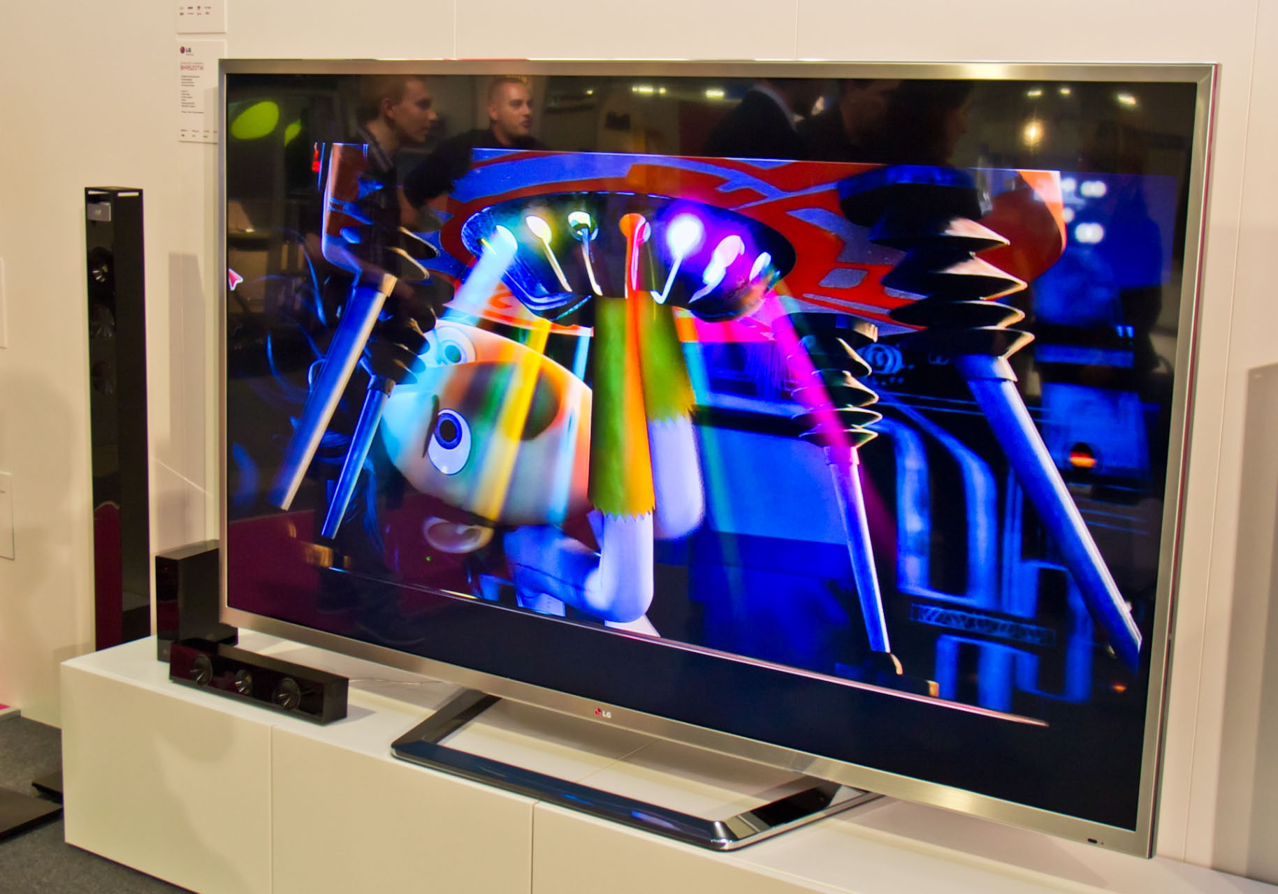 Der LG 84LM960 4K Fernseher hat eine Auflösung von 3840x2160 Bildpunkten. Das ist viermal so viel wie FullHD. Wann das Gerät auf den Markt kommt und zu welchem Preise, ist noch offen.