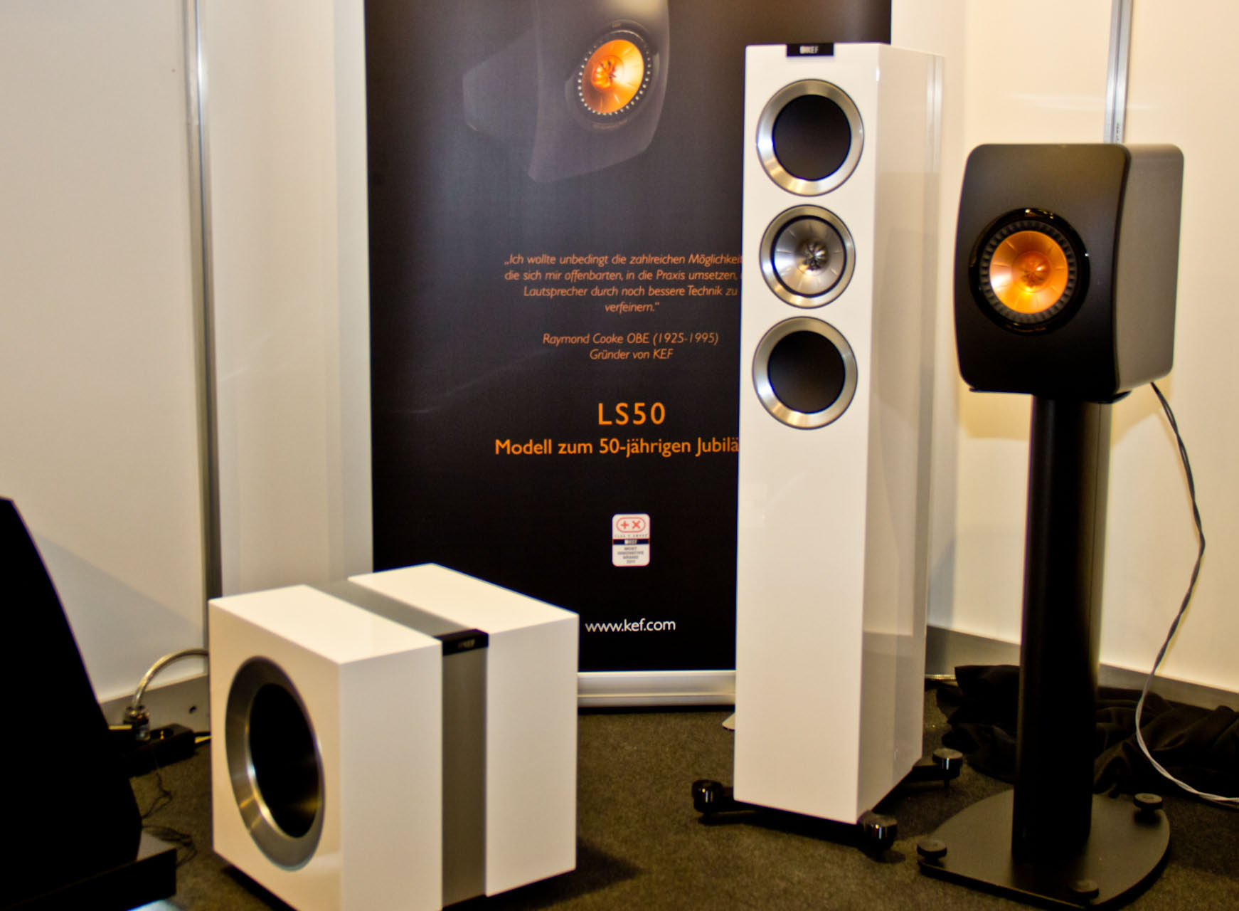 Die KEF LS50 (rechts) wurde dieses Jahr zum 50-jährigen Firmenjubiläum lanciert und beruht auf dem Konzept der legendären LS3/5A. Nach KEF Angaben ist die LS50 bereits jetzt ein Riesenerfolg.