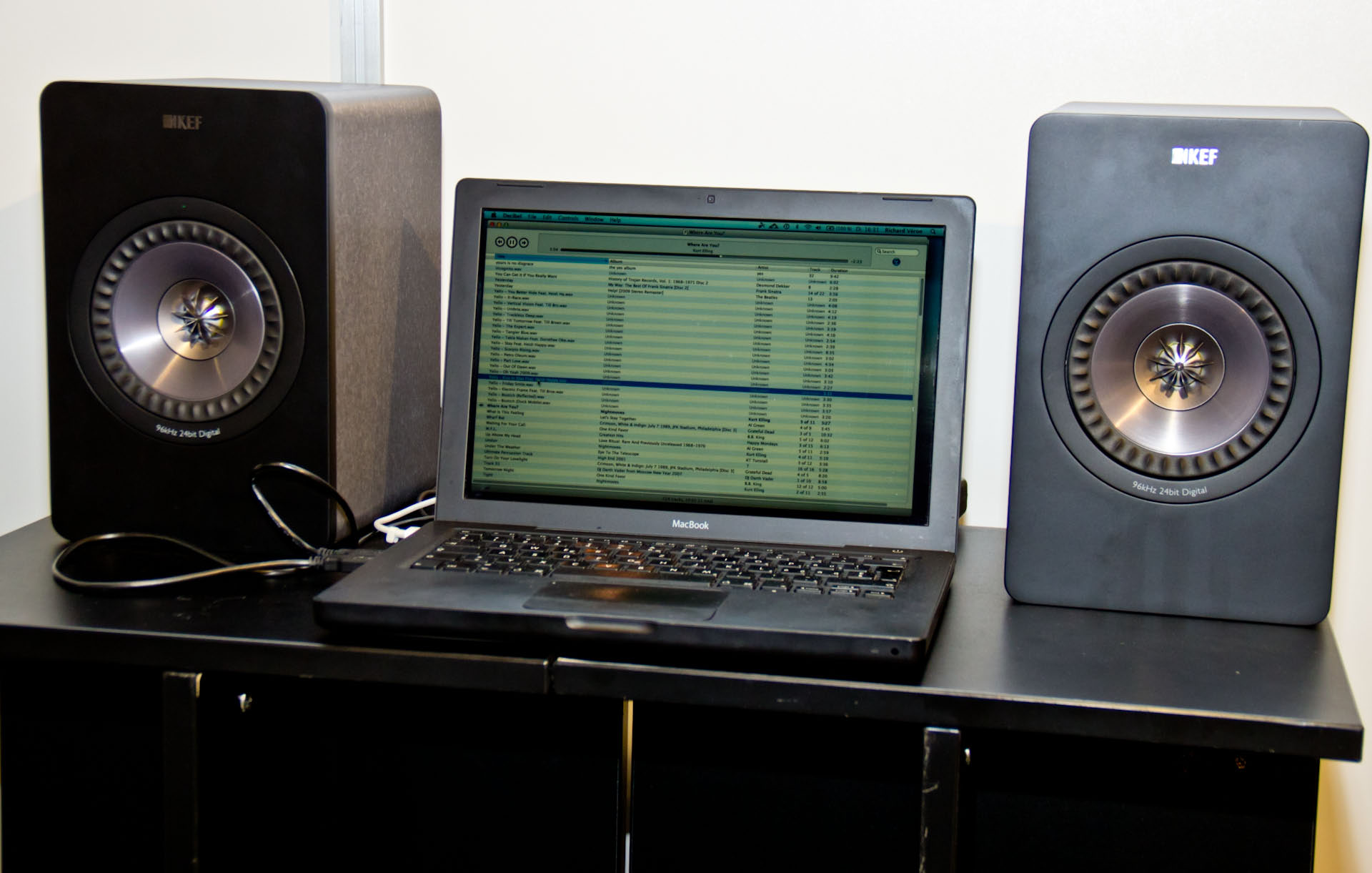 Der KEF X300A mit dem koaxialen Uni-Q-Treiber und zwei Verstärkern pro Einheit ist ein Aktivlautsprecher für den direkten Anschlus per USB an den Computer mit bis zu 24 Bit / 96 kHz Samplingfrequenz. Per 3,5 mm Stereo-Klinke lassen sich auch analoge Quellen anschliessen. Mit knapp 1000 CHF ist er erstaunlich preiswert.