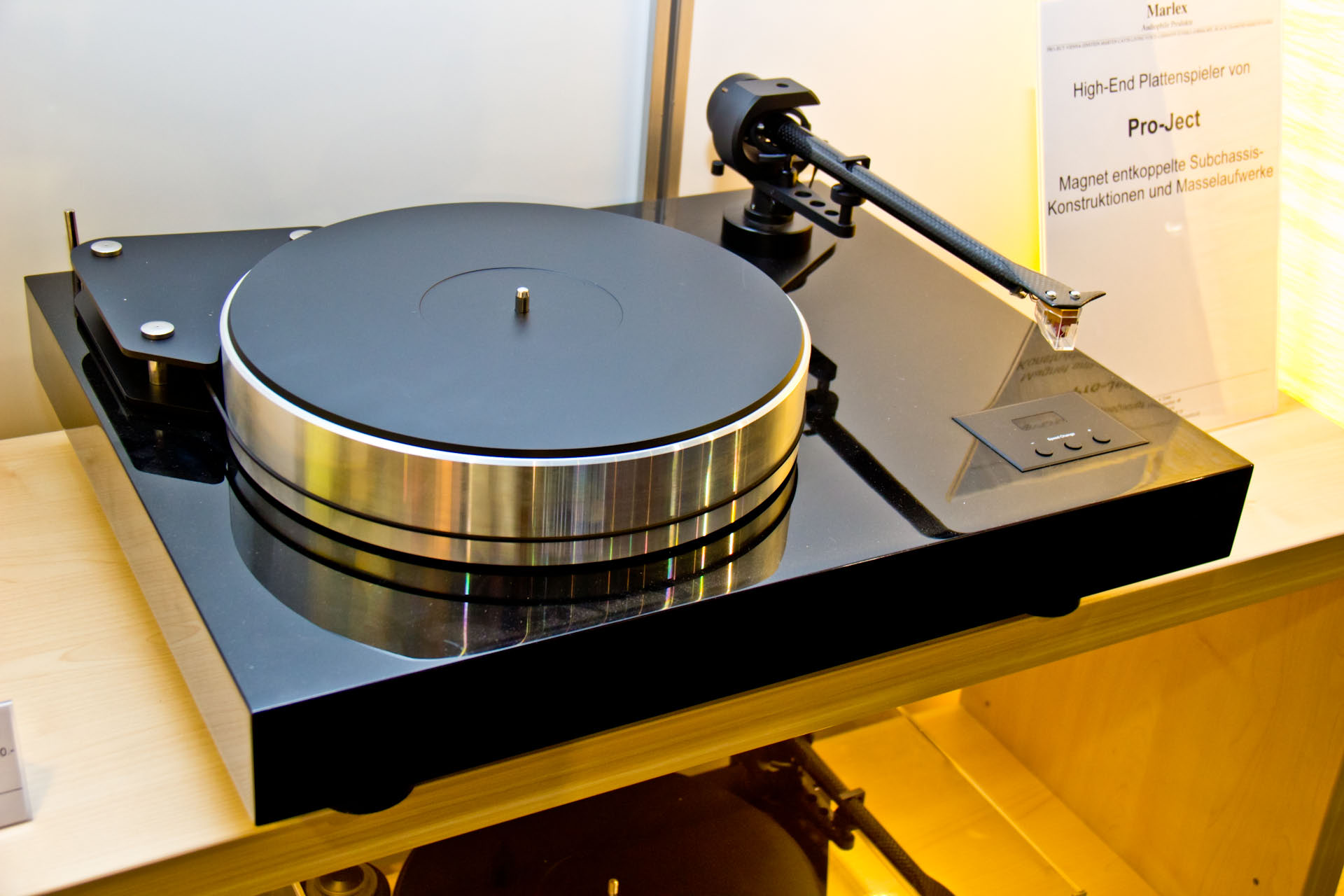Die österreichische Firma Pro-Ject Audio hat sich im Digital-Zeitalter trotz MP3 und iPod mit preiswerten Produkten zum florierenden Hersteller von analogen Plattenspielern gemausert. Der Pro-Ject RPM 10.1 Evolution ist ein High End Plattenspieler mit 10-Zoll Karbon-Tonarm.