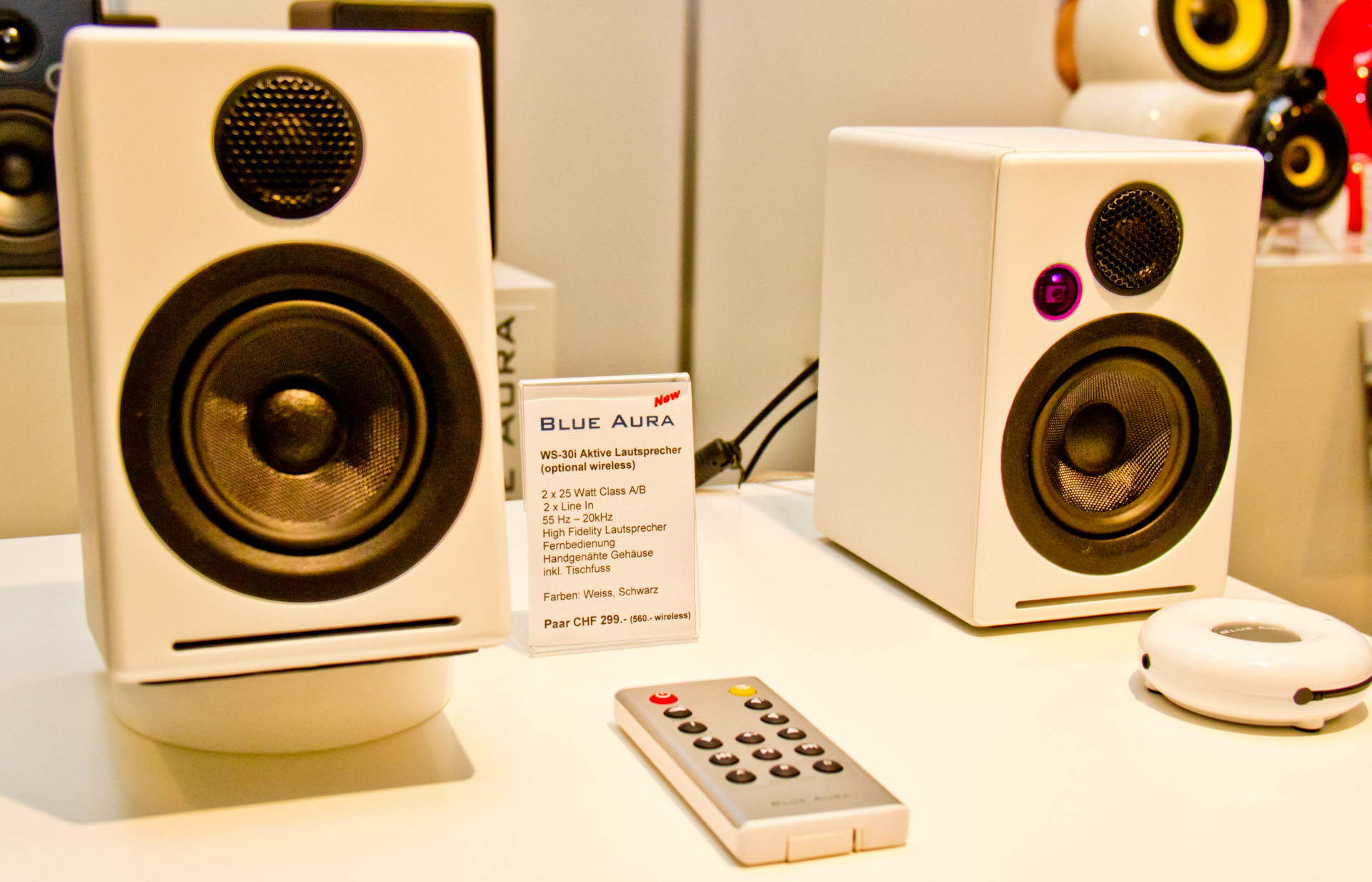 Neu auf dem Schweizer Markt sind die Blue Aura Lautsprecher. Sie schliessen sich dem Trend nach Aktivlautsprechern an, die sich direkt - und oft kabellos - mit dem Laptop oder Smartphone verbinden. Praktisch für alle, die ihre Musik nur über mobile Geräte abspielen.