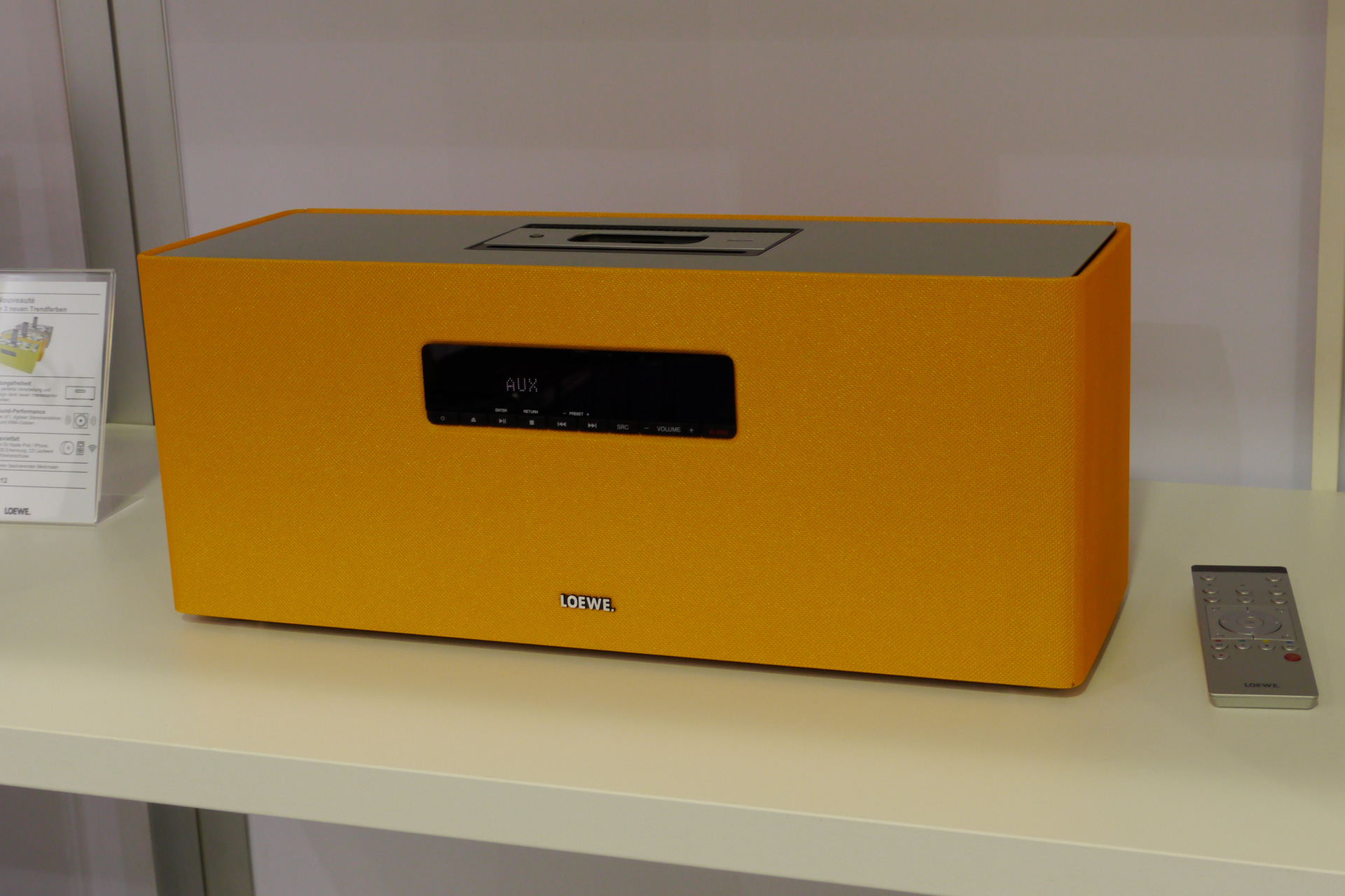 Die SoundBox von Loewe ist in drei Farben erhältlich. Sie beherbergt eine Dockingstation für iPod/iPhone, UKW-Radio und ein CD-Laufwerk mit Slot-In-Mechanik.
für Audio-CDs, MP3- und WMA-Dateien
