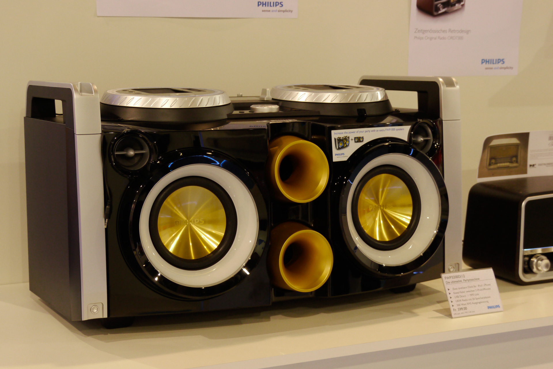 "Die ultimative Partymaschine" nennt Philips das FWP3200D. Es bietet zwei drehbare Docks für iPod/iPhone und einen Fader, um diese beiden Quelen ineinander überblenden zu können sowie USB-Anschluss und UKW-Radio. Die 300 Watt Ausgangsleistung sollten reichen.