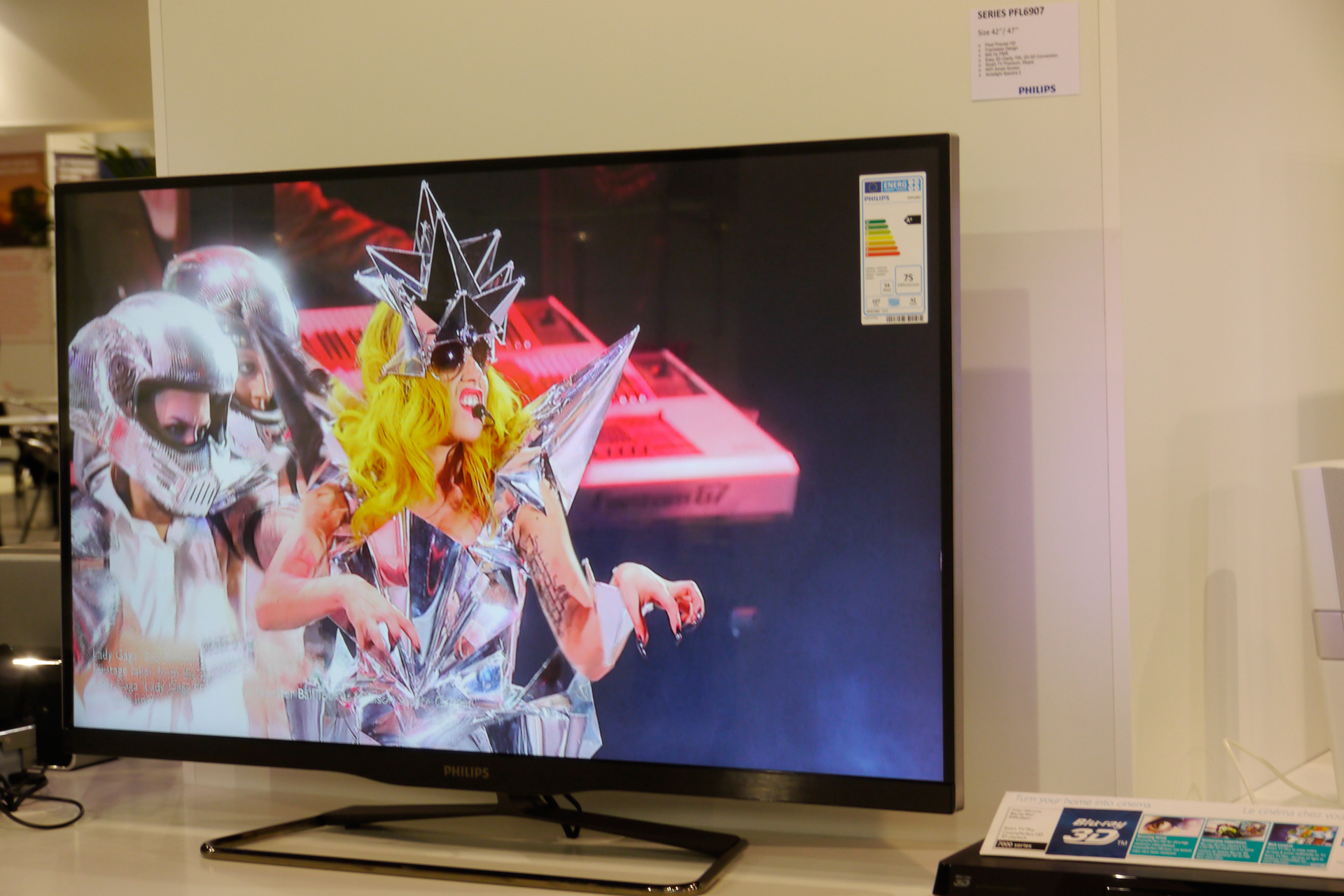 Philips bedient mit den gezeigten Fernsehern den Massenmarkt und verzichtet auf extravagante Highlights. Alleinstellungsmerkmal bleibt Ambilight.