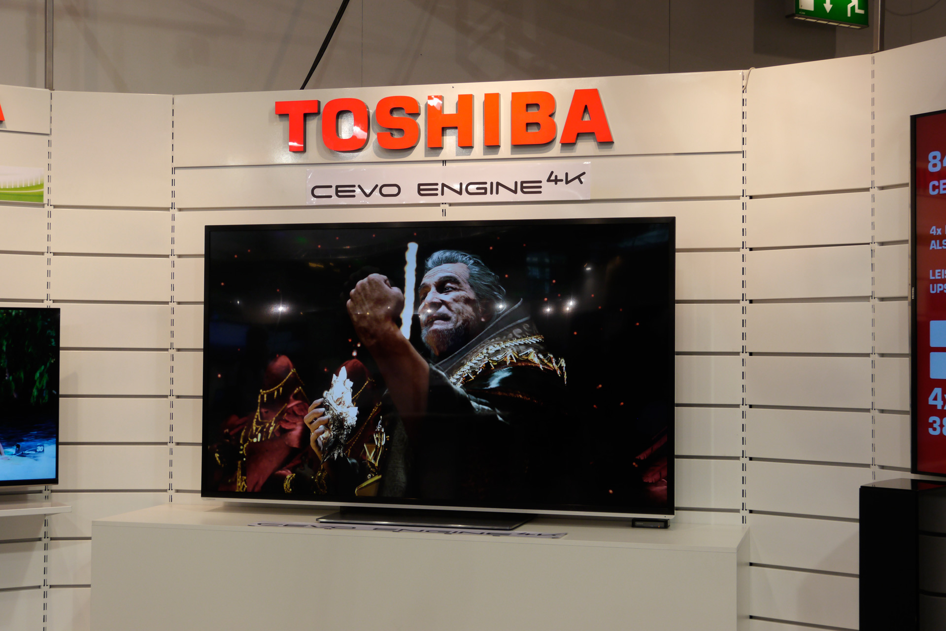 Toshiba präsentierte eine 4K-Fernseher mit Cevo Engine. Er hat mit 8,3 Millionen Pixeln die vierfache Auflösung von Full-HD. Er kann auch per USB zugespielte Fotos in 4K-Auflösung darstellen.