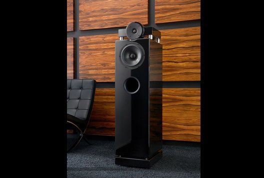 Fischer HiFi, Zimmer 315.
Der F MKII Lautsprecher ist eine konsequente Weiterentwicklung des F MKI. Bei gleichem Gehäuse sind „aussen“ Unterschiede nur durch den grösseren 22 cm-Mitteltöner und das breitere Reflexrohr zu erkennen. Zur Anpassung an unterschiedliche Raumbedingungen verfügt die F MKII über eine schaltbare Mitteltonanpassung und schaltbare Abstrahlcharakteristiken.