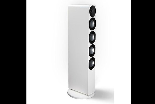 Aurelia/Storm Audio/Leedh, Zimmer 339, Conceptas. 
Aurelia, der finnische Lautsprecherspezialist mit europäischer Fertigung beeindruckt mit innovativen Chassistechnologien und modernem Design. Angetrieben werden die Lautsprecher von der französischen Elektronikschmiede Storm Audio mit der patentierten Stormfocus-Technologie. Aus erster Hand erleben kann man die Premiere der Leedh-Schallwandler; mit ihrem einzigartigen Lautsprecherdesign machen sie einen neugierig auf die Musikdarbietung.