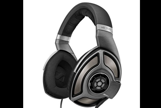 Sennheiser HD 700, Zimmer 317, Bleuel Electronic AG. Mit dem neuen HD 700 soll die Kopfhörerwiedergabe auf eine neue Stufe gehoben werden. Verbaut wurden nur erlesene Teile. Das Kabel besteht aus sauerstofffreiem Kupfer mit Silberbeschichtung. Für den geringen Klirrfaktor sorgt ein belüftetes Magnetsystem, das Luftverwirbelungen minimiert. Die Hörmuscheln mit offener Rückseite fördern den transparenten Klang und vermeiden Kompressionseffekte. Für erstklassigen Tragekomfort sorgen Ohrpolster mit dem silikonisierten Kopfbügel, der Resonanzen minimiert. 