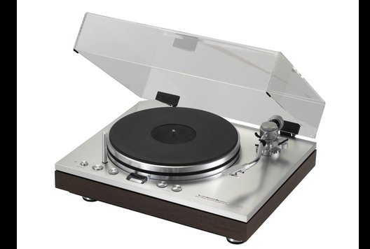 Luxman, Zimmer 343, TCG Handels GmbH. Von Luxman gibt es den neuen Plattenspieler PD-171 zu hören mit dem mit viel Vorschusslorbeeren behafteten Tonabnehmer von Zu-Audio. Die Plattenspieler von Luxman sind legendär. Die Renaissance mit dem neu aufgelegten Plattenspieler scheint gelungen. Die Antriebstechnologie setzt auf digitale Ansteuerung. Der Plattenspielermotor funktioniert – trotz Übertragung via Riemen – fast wie ein Direktantriebler. 