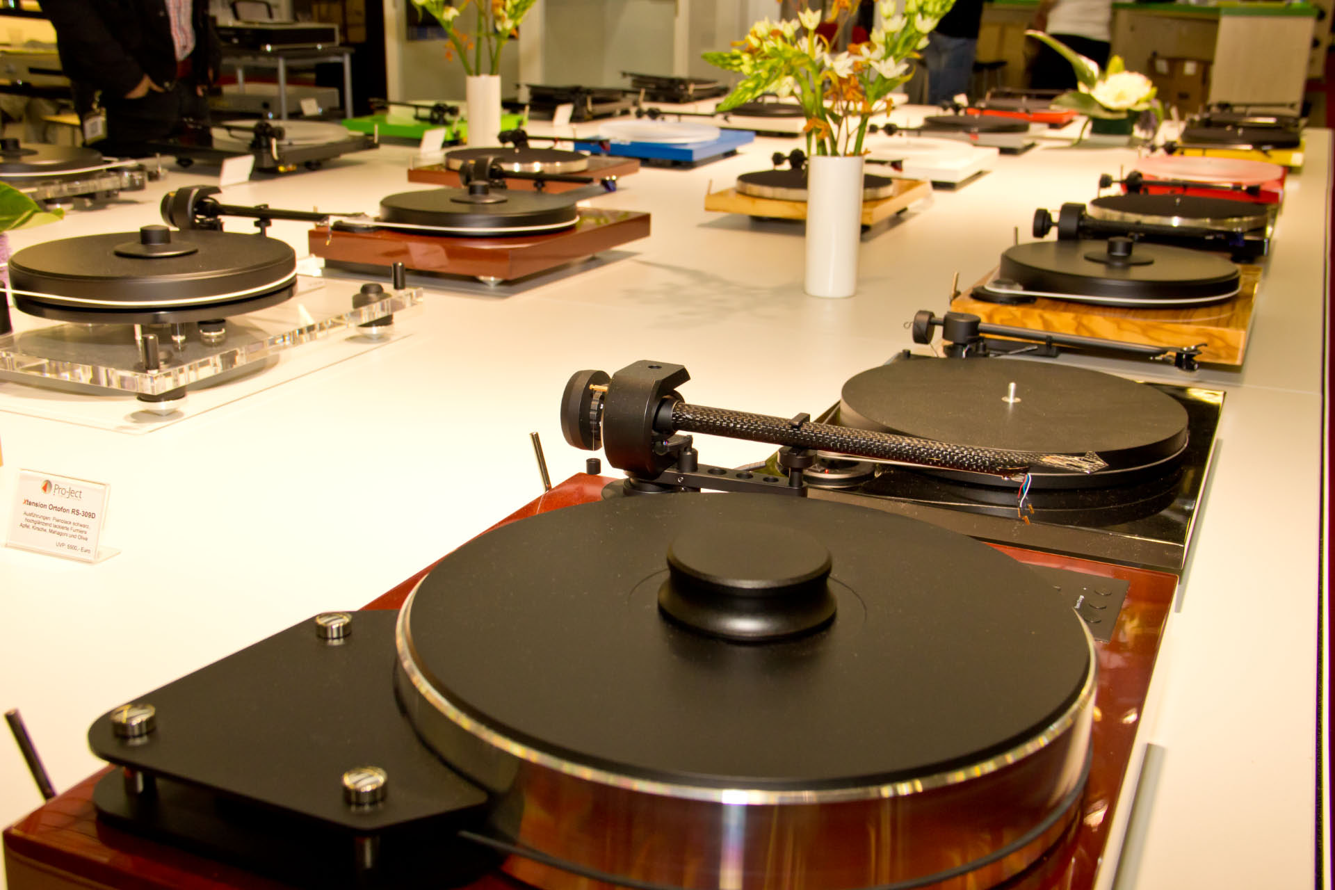 Pro-Ject, 3. Etg. Raum Chur 2, Marlex. Pro-Ject steht für musikalische Plattenspieler zu einem günstigen Preis. Unter dem Label „Box-Design“ bietet man zudem die wohl kleinste HiFi-Anlage der Welt an, welche modular die analoge Welt mit der digitalen verbindet. Alle Produkte, mit Ausnahme der Lautsprecher, werden in Europa gefertigt.