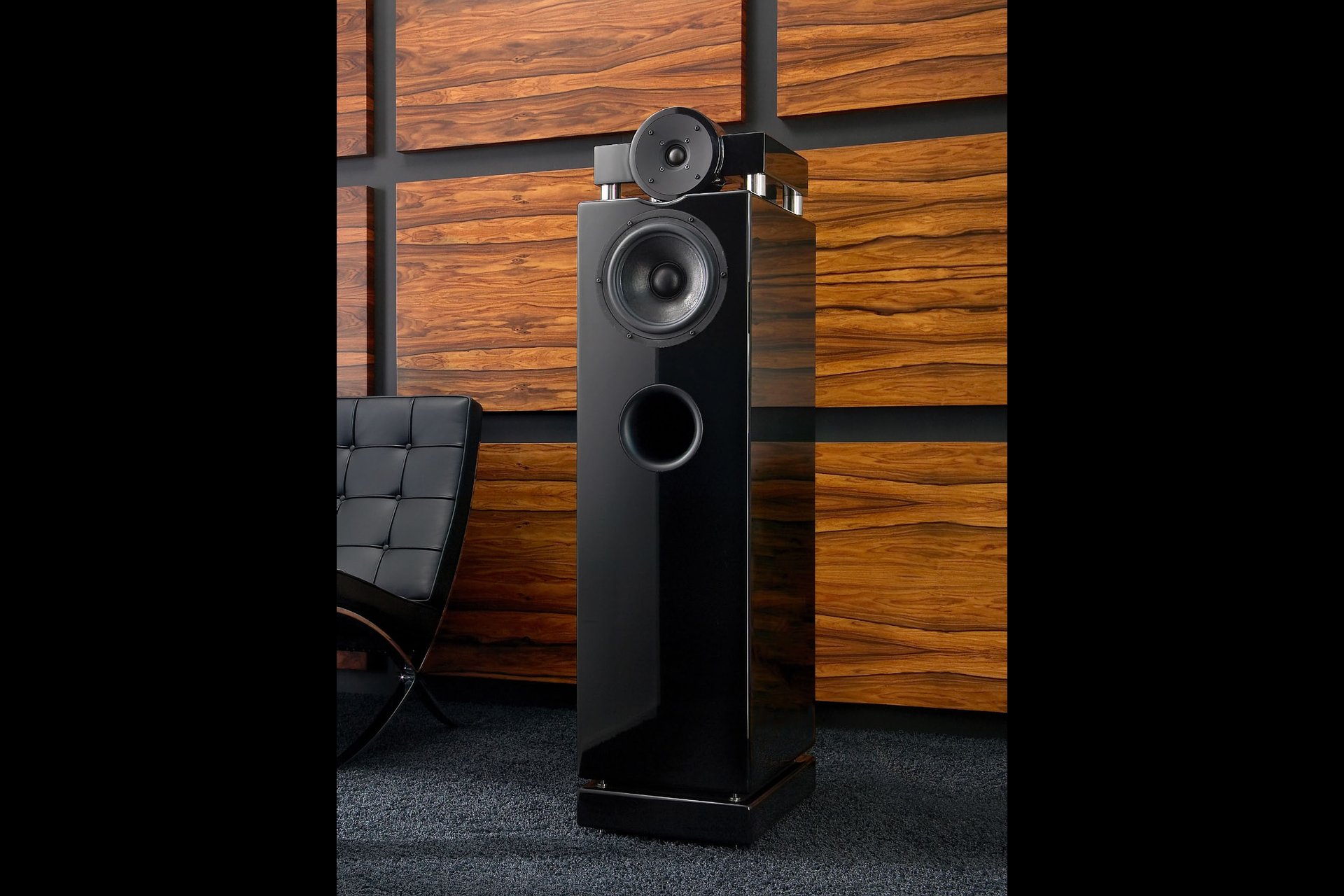 Fischer HiFi, Zimmer 315.
Der F MKII Lautsprecher ist eine konsequente Weiterentwicklung des F MKI. Bei gleichem Gehäuse sind „aussen“ Unterschiede nur durch den grösseren 22 cm-Mitteltöner und das breitere Reflexrohr zu erkennen. Zur Anpassung an unterschiedliche Raumbedingungen verfügt die F MKII über eine schaltbare Mitteltonanpassung und schaltbare Abstrahlcharakteristiken.