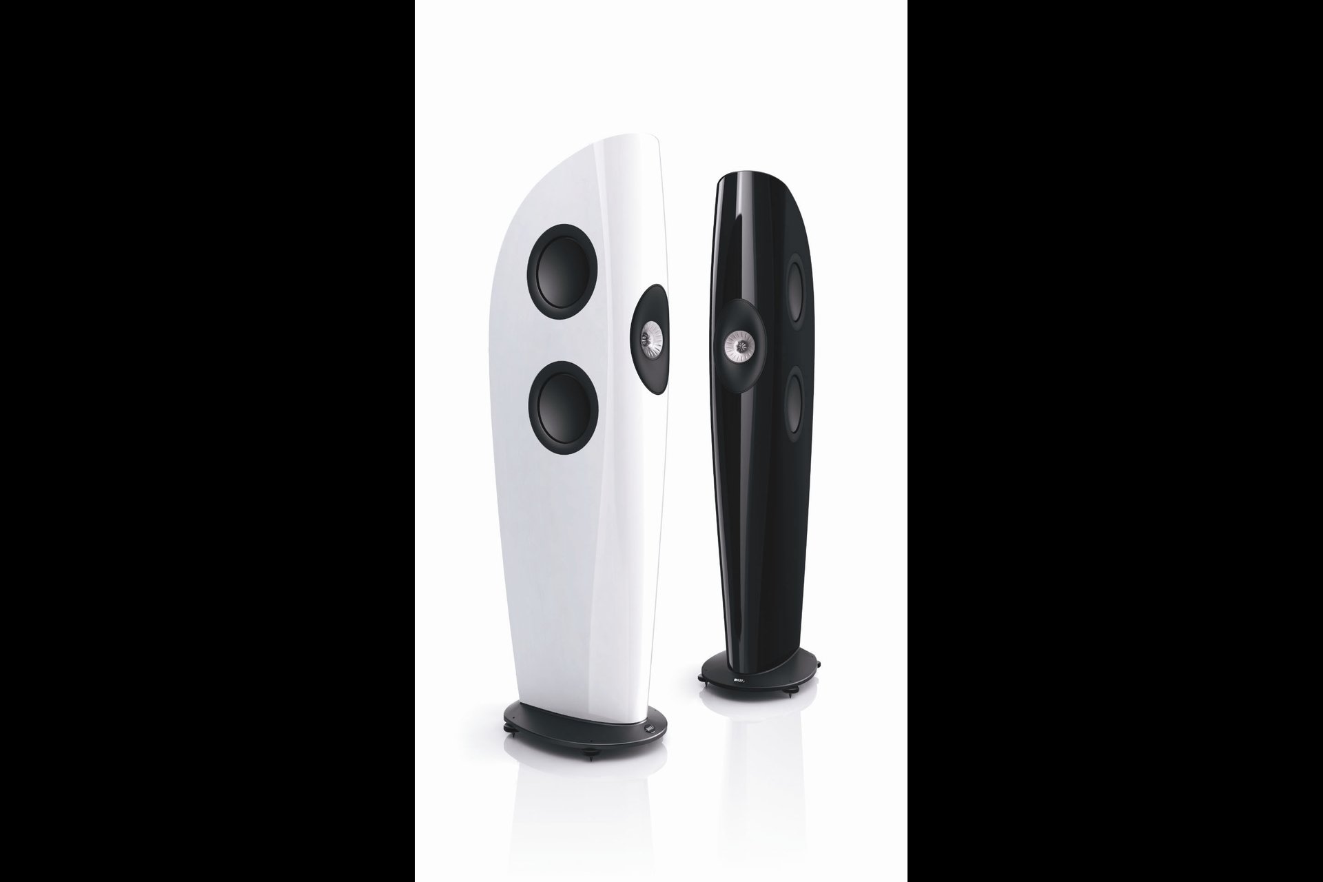 KEF, Raum Zürich 2, GP Acoustics GmbH.
Die KEF Blade wurde nach eigenen Angaben entworfen, um die Grenzen hochwertiger Audiosysteme zu sprengen. Grundlage ist eine neue Architektur, die einer idealen Punktschallquelle sehr nahe kommt. Die vier neuen Basstreiber sind so ausgerichtet, dass das akustische Zentrum exakt demjenigen des "Uni-Q"-Mittel-/Hochtonchassis entspricht. Dadurch entsteht eine gleichmässige Abstrahlcharakteristik ohne Zeitfehler – genau wie in der Realität des Konzertsaals.