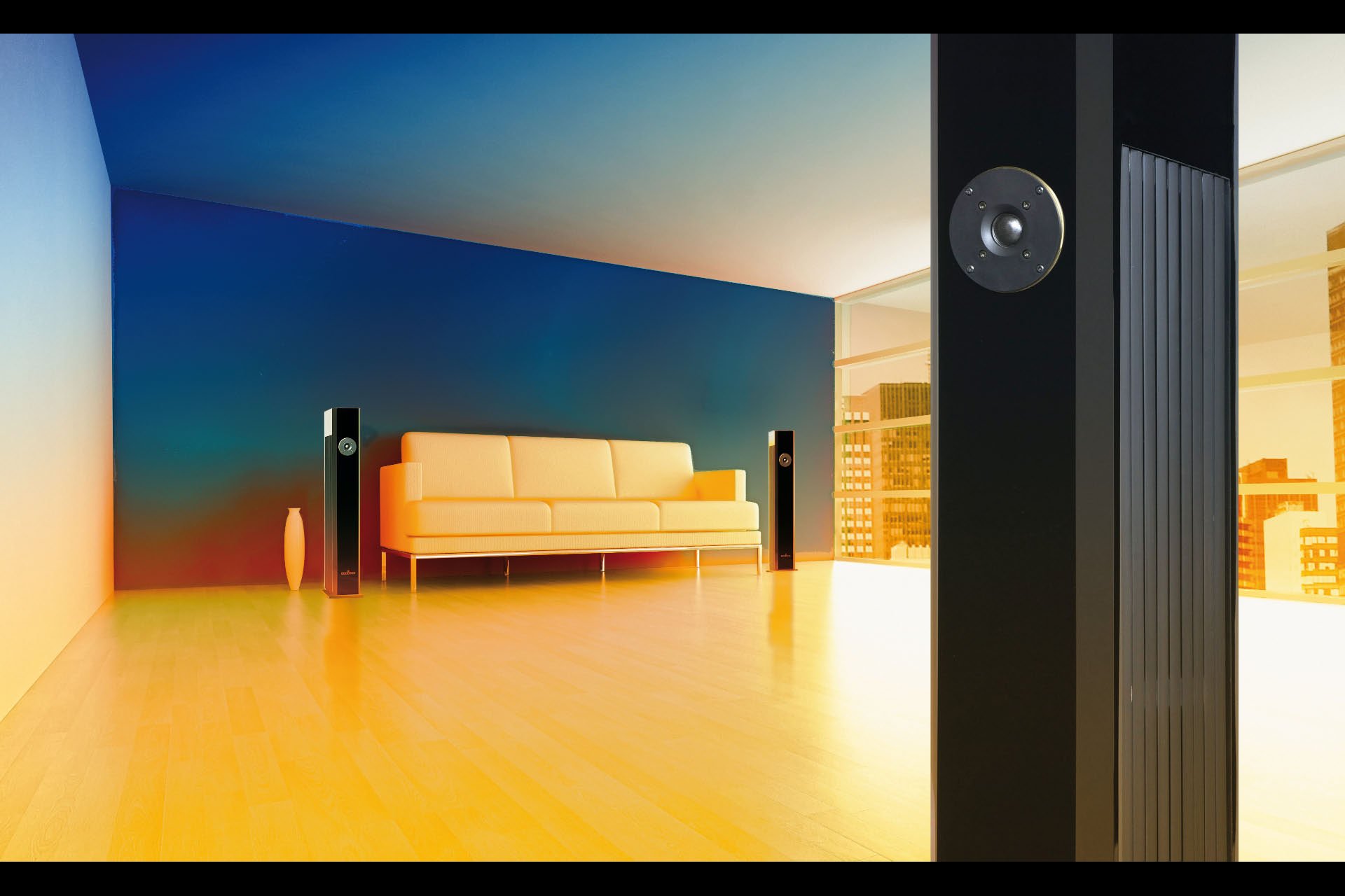 Brodmann Acoustics, Zimmer 335.
Die Brodmann-Lautsprecher aus Wien sind bekannt für ihren differenzierten, hoch musikalischen Klang. In der Summe ihrer Eigenschaften haben die Wandlersysteme schon heute das Zeug für die Klassiker von morgen. Als Klaviererzeuger legt Brodmann Acoustics höchsten Wert auf makellose Oberflächenbehandlung. Die in acht Schichten verarbeitete Polyesteroberfläche sucht im Lautsprecherbau ihresgleichen. 