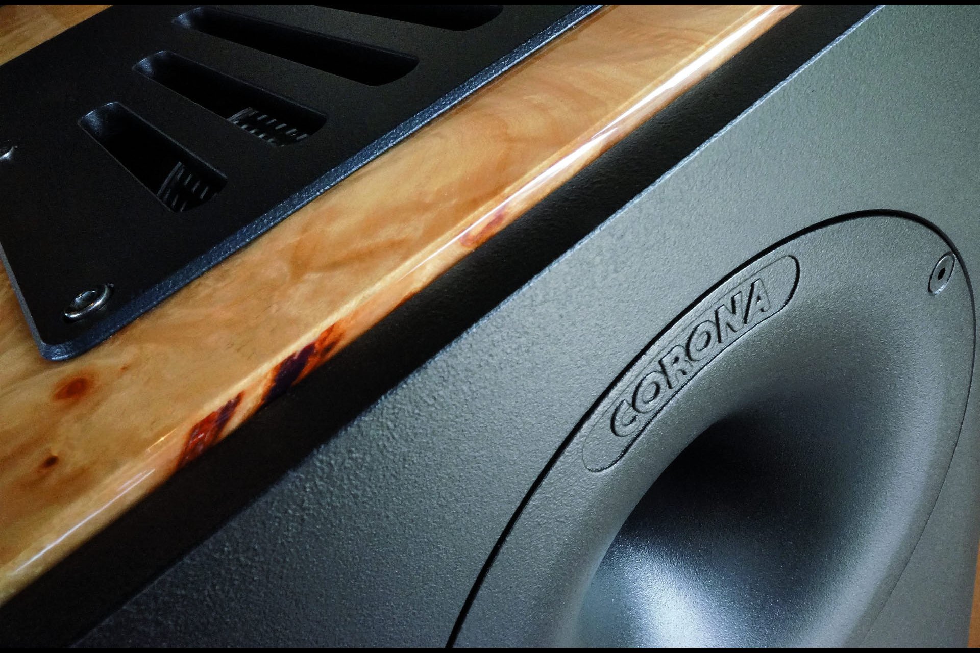 Lansche Audio, 3. Etg. Raum Chur 1, Montana Audio Systems GmbH. 
Die Firma Lansche Audio fertigt ausschliesslich hochexklusive Edelschallwandler, die sich durch ein weltweit einzigartiges Hochtonsystem auszeichnen. Man blickt auf 40 Jahre Erfahrung mit Corona-Ionenhochtönern zurück. Statt einer Membran ist beim Ionenhochtöner für die Schallerzeugung ein Lichtbogen zuständig. Im gesamten übertragenen Frequenzbereich von 1500 Hertz bis 150 000 Hertz weist er systembedingt keinerlei Resonanzen auf.
