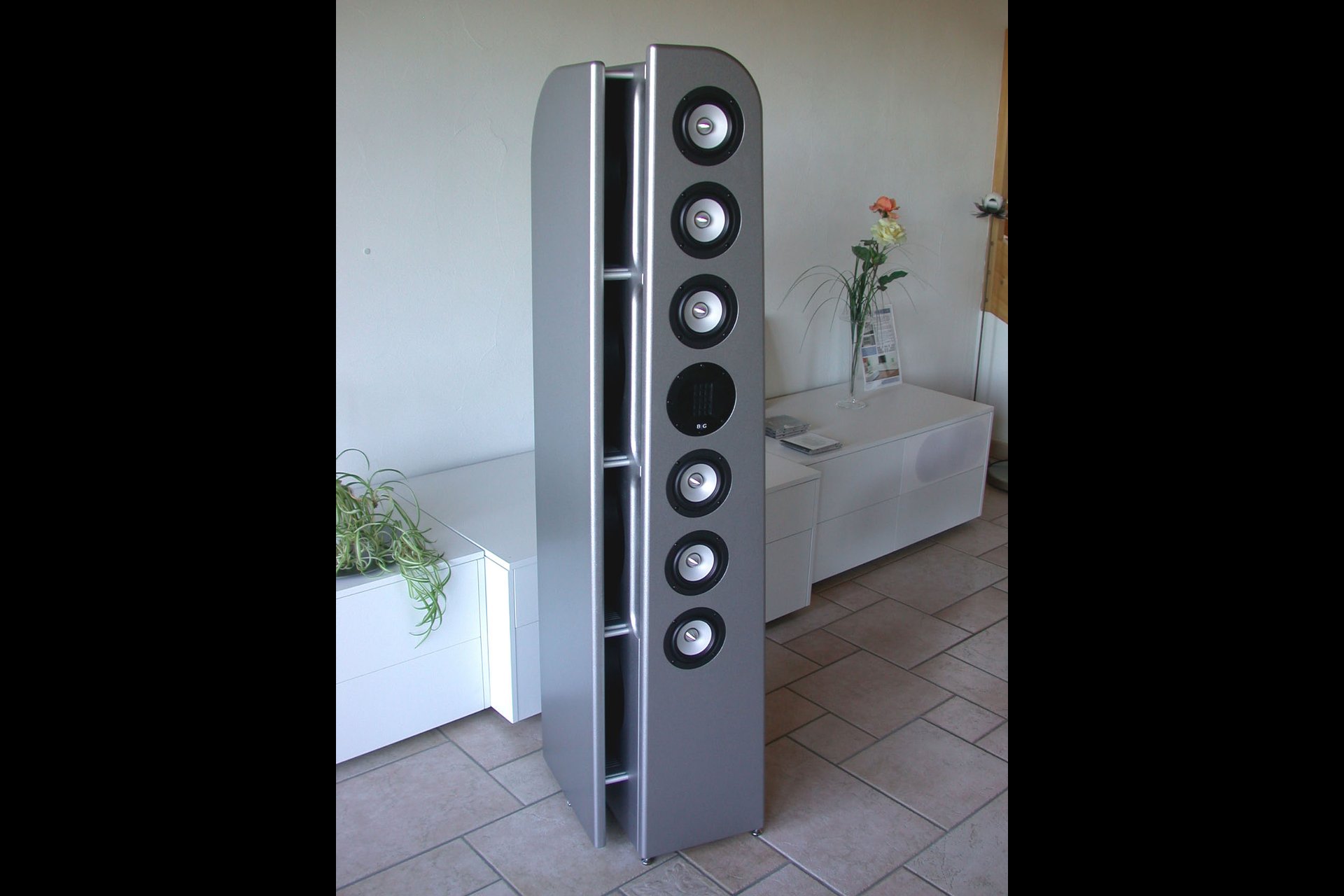 Activ Audio, 1. UG. Meet & Relax-Room. 
Seit über 30 Jahren entwickelt Harald Rupf hochwertige Lautsprechersysteme und ist der Vater der legendären Isostatic-Serie von ACR. Vor zwei Jahren entdeckte er seine Liebe zu Dipolwandlern neu. Der grosse Vorteil: Sie benötigen kein Gehäuse im Mittel-/Hochtonbereicht. Ein aktiver dynamischer Basswoofer ist auf den Hörplatz gerichtet und pumpt nicht kugelförmig den ganzen Raum mit Energie voll wie bei anderen Systemen. 