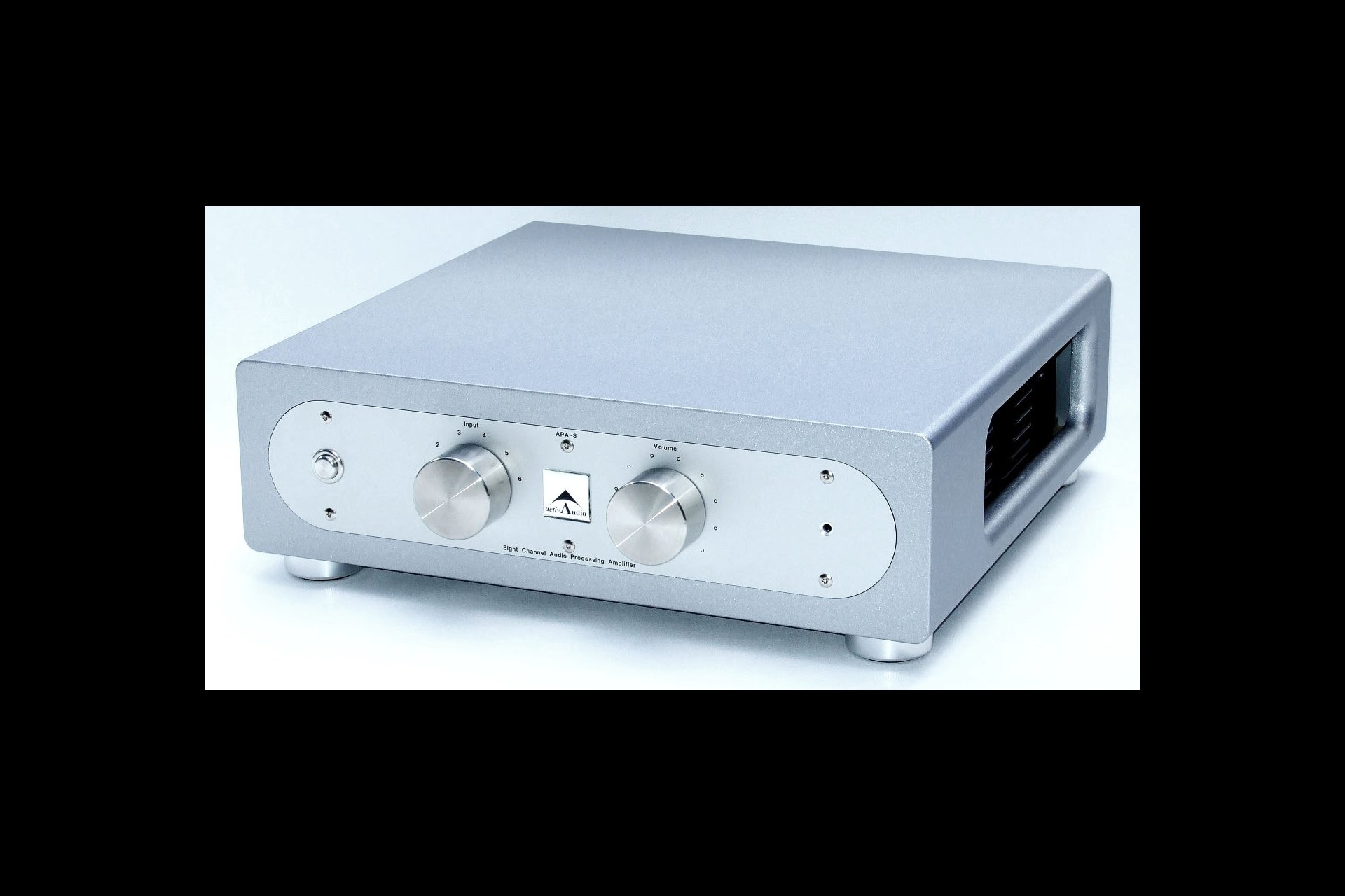 Ebenfalls von ActiveAudio ist die einzigartige Vor-/Endverstärker Kombination mit vier Endstufen und integriertem Frequenzfilter. Der Signalprozessor arbeitet mit diversen Filtertypen zur getrennten Ansteuerung von Zweiweg-Lautsprechern. Pegelunterschiede einzelner Wege werden verlustlos korrigiert. Unzählige Frequenzgang-Korrekturfilter ermöglichen die Kompensation nichtlinearer Systeme. Essenziell ist die Delay-Funktion, mit der die Laufzeit- und Impulsantwort-Unterschiede einzelner Wege kompensiert werden, damit alle Frequenzen gleichzeitig am Hörplatz ankommen.