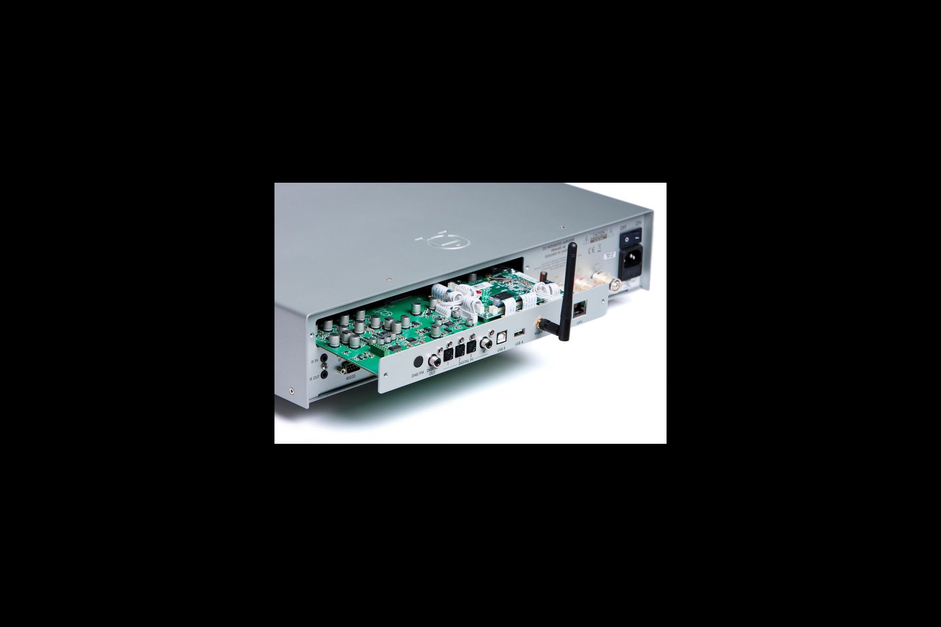 Primare, Raum Biel 2, Precide SA. 
Das Primare Programm umfasst komplette Kompaktlösungen bis zur anspruchsvollen High-End-Anlage. Der futuristische Verstärker SPA 22 mit 5 x 125 Watt kommt mit allen erdenklichen Anschlüssen, welche in der modernen Bild- und Tontechnik verlangt werden. Die neuen Vollverstärker I32 und CD 2 erhielten gerade einen Red Dot Award. Der Stromverbrauch ist bemerkenswert niedrig. Neu ist die MM30-Multimedia-Platine, die in die Modelle Pre32 und I32 installiert werden kann.