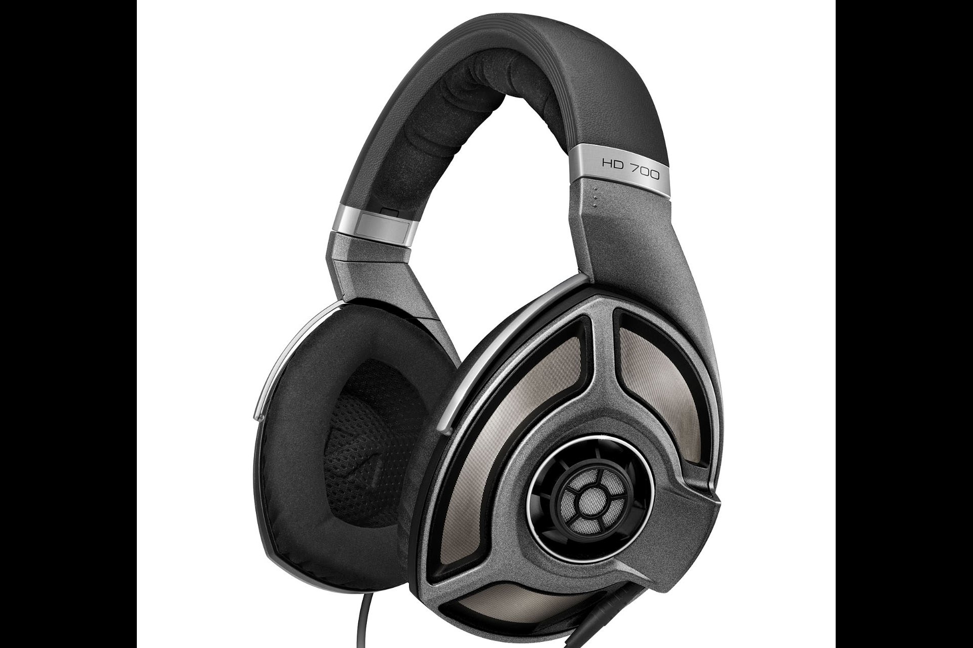 Sennheiser HD 700, Zimmer 317, Bleuel Electronic AG. Mit dem neuen HD 700 soll die Kopfhörerwiedergabe auf eine neue Stufe gehoben werden. Verbaut wurden nur erlesene Teile. Das Kabel besteht aus sauerstofffreiem Kupfer mit Silberbeschichtung. Für den geringen Klirrfaktor sorgt ein belüftetes Magnetsystem, das Luftverwirbelungen minimiert. Die Hörmuscheln mit offener Rückseite fördern den transparenten Klang und vermeiden Kompressionseffekte. Für erstklassigen Tragekomfort sorgen Ohrpolster mit dem silikonisierten Kopfbügel, der Resonanzen minimiert. 