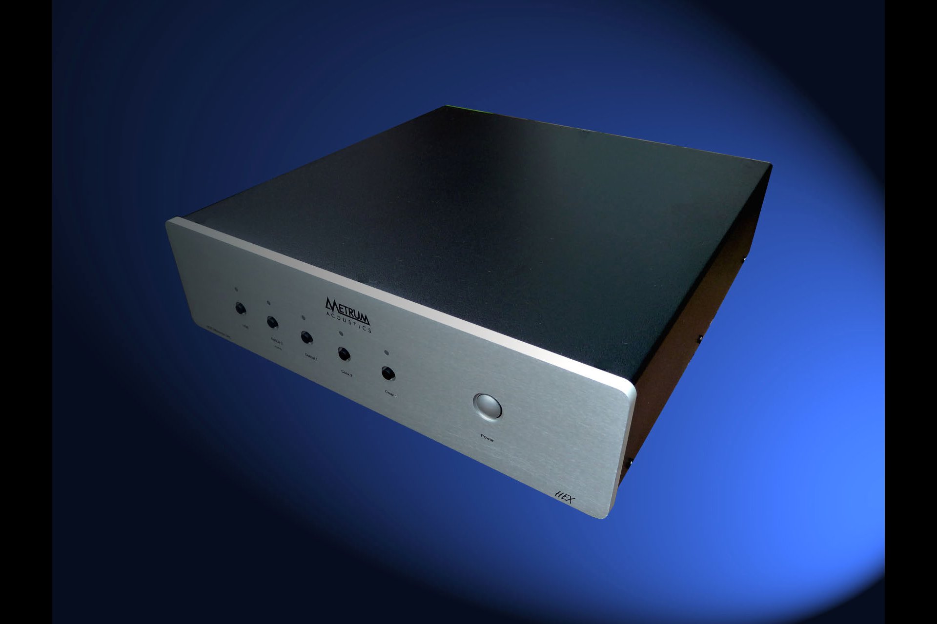 Metrum Acoustics, Zimmer 329, Colotube. Hex heisst der neue Digital/Analog-Wandler von Metrum Acoustics. Der Digital-Analog-Wandler ist in der Schweiz zum ersten Mal auf der High End Swiss zu hören. Für den Hex werden keine herkömmlichen Audio-D/A-Wandler mit Delta-Sigma-Architektur verwendet. Die Chips wurden vielmehr aus der Industriemesstechnik „entliehen“. Diese ungewöhnliche Architektur soll für den ausgezeichneten Klang der D/A-Wandler von Metrum Acoustics sorgen. Gutes Preis/Leistungsverhältnis.