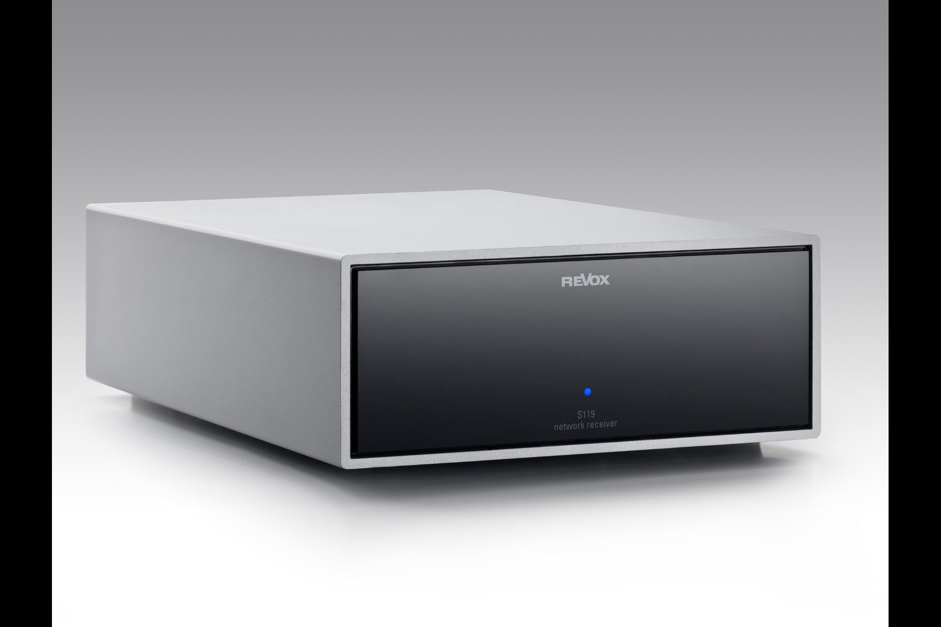 Revox, Zimmer 327. Der Revox Joy nutzt eine Vielzahl an Quellen: Netzwerk-Festplatten, PCs, Mobiltelefone, USB-Speicher. Zudem bietet er Zugriff auf über 20 000 Radiosender sowie auf mehr als zwei Millionen Podcasts im Internet. Die Dimensionen des Revox Joy und sein puristisches Design ermöglichen, ihn leicht zu integrieren. Über eine Funkfernbedienung mit Farbdisplay wird der Revox Joy bedient. Eine App ermöglicht die Bedienung mit iPhone/iPad.