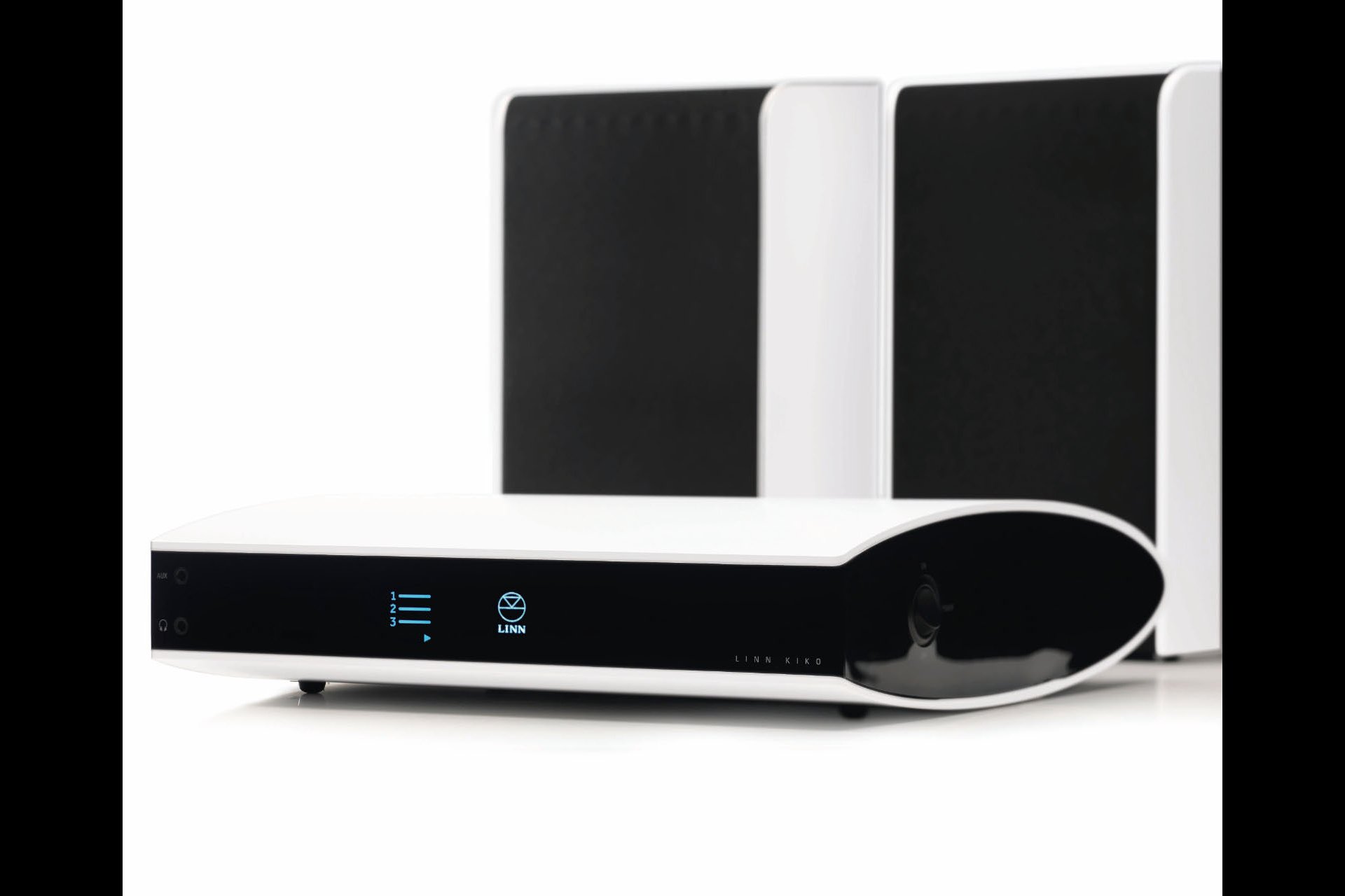 Linn, 1. UG. St. Gallen 1. Linn präsentiert auf der High End Swiss 2012 ein spannendes Kontrastprogramm. Zum einen erwartet einem mit Kiko das preisgünstigste All-in-one-System, das Linn jemals angeboten hat. Kiko hat alles, was man für guten Sound braucht: einen Netzwerkplayer mit integriertem Vor- und 4-Kanal-Endverstärker für die vollaktiven Kiko-Lautsprecher. Sogar die Kabel sind fix und fertig konfektioniert dabei. Für audiophile Gourmets gibt es die Klimax zu hören und zu sehen.