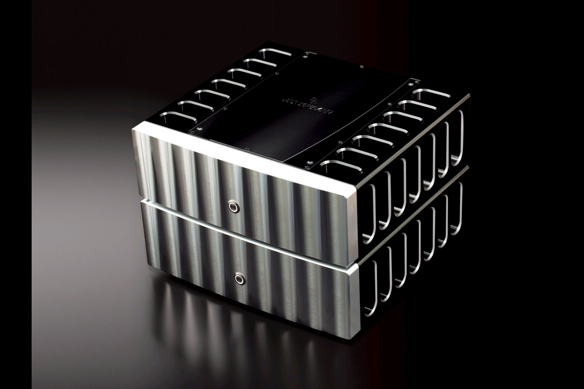 Jeff Rowland, 1. UG. Breakout 2, Audiosphere GmbH. Mit dem Model 725 bringt Jeff Rowland eine Mono-Endstufe auf den Markt, die in den Grundprinzipien auf der AB-Stereo-Endstufe Model 625 basiert. Ein aus dem Vollen gefräster Aluminiumblock bildete die Basis des Gehäuses. Das Netzteil verwendet Vierpolkondensatoren zur Entkopplung vom Wechselstrom, was die Wiedergabe im hochfrequenten Spektrum verbessert. 