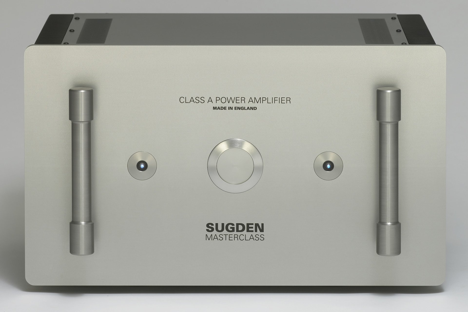 Sugden, Raum Biel 2, Precide SA. Sugden ist mittlerweile der älteste englische HiFi-Hersteller, welcher noch alles in England produziert. Die Faszination dieser Class-A-Verstärker ist enorm. Im Single-Ended-Design wird das komplette Musiksignal von ein und denselben Transistor verstärkt. Das Musiksignal wird nicht in seine beiden Halbwellen aufgespalten wie bei konventionellen Verstärkern. Der musikalische Vorteil: keine Phasenverschiebungen, geringer Klirrfaktor und daher weiche, warme Klangentfaltung.
