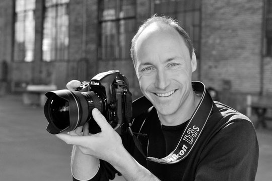 Manuel Bauer, fotografiert seit 1989 in Indien, der tibetischen Diaspora, und im Tibet . Internationale Bekanntheit erlangte er durch seine Reportage „Flucht aus Tibet“. Am Nikon Day präsentierte er seine Arbeit über die Ausbildung nepalesischer Bergretter durch die Air Zermatt. (Bild: Nikon)